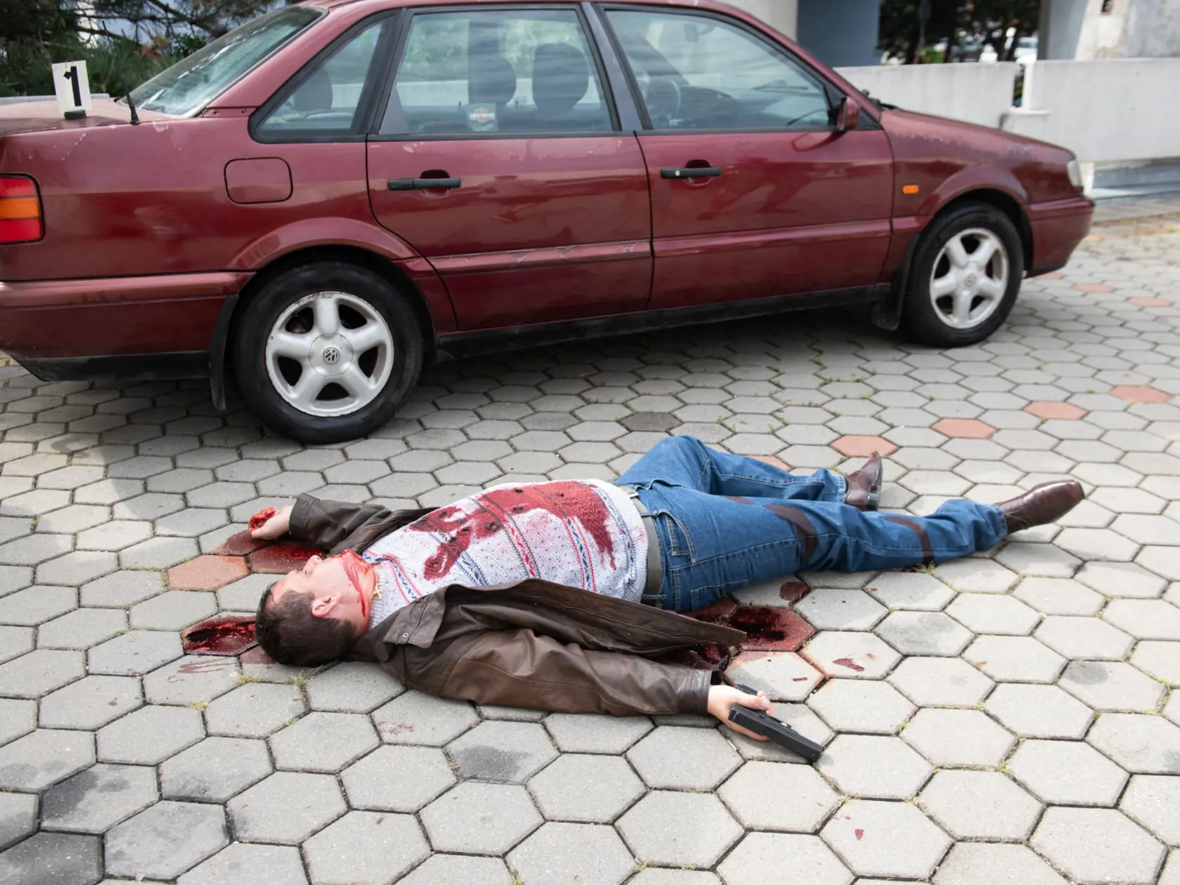 Vražda Miroslava Sýkoru. Tvorcovia sa pri filme ČERNÁK inšpirovali skutočnosťou. Dali si záležať dokonca aj na rovnakom rozmiestnení automobilov, ktoré na mieste činu v danom čase boli. 