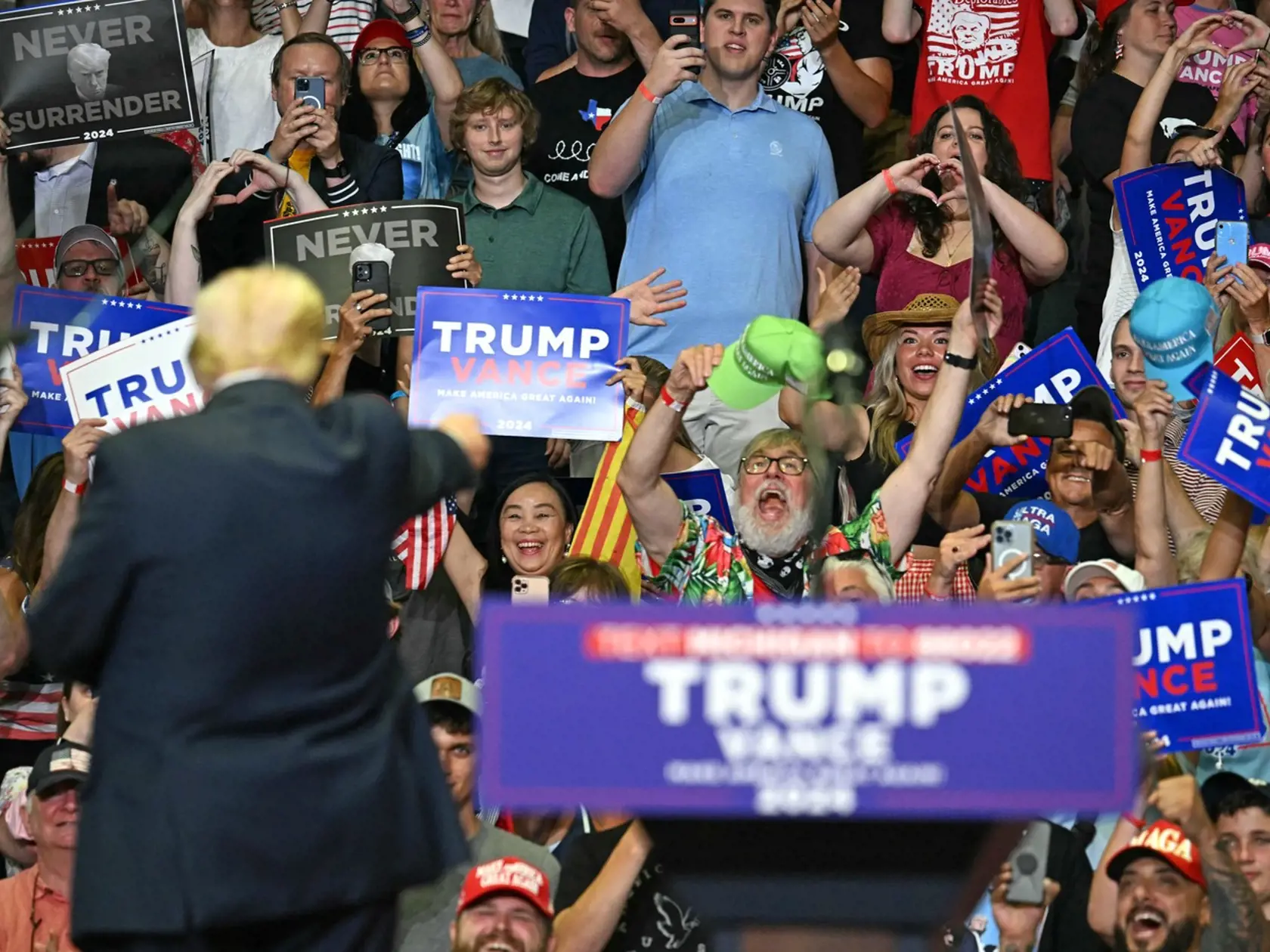 Donald Trump je stále veľkým favoritom, Kamala Harris má však výborné preferencie.