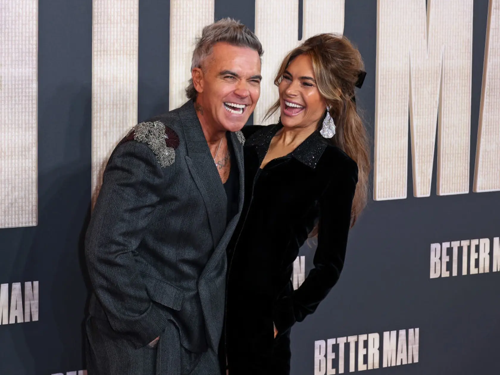 Robbie Williams s manželkou na premiére jeho životopisného filmu Better man: Šantili sa pred fotografmi
