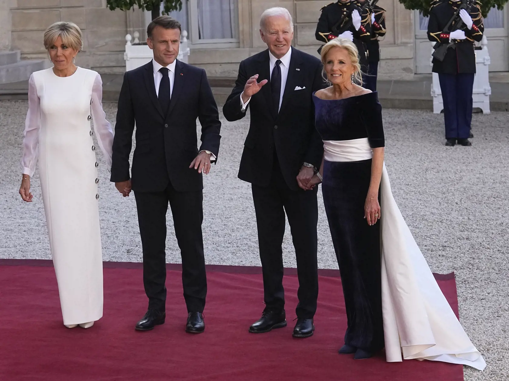 Francúzsky prezident Emmanuel Macron (druhý zľava) a jeho manželka Brigitte Macronová (vľavo) a americký prezident Joe Biden (druhý sprava) a prvá dáma USA Jill Bidenová (vpravo) mávajú počas ich príchodu na štátnu večeru v Elyzejskom paláci v Paríži 8. júna 2024.