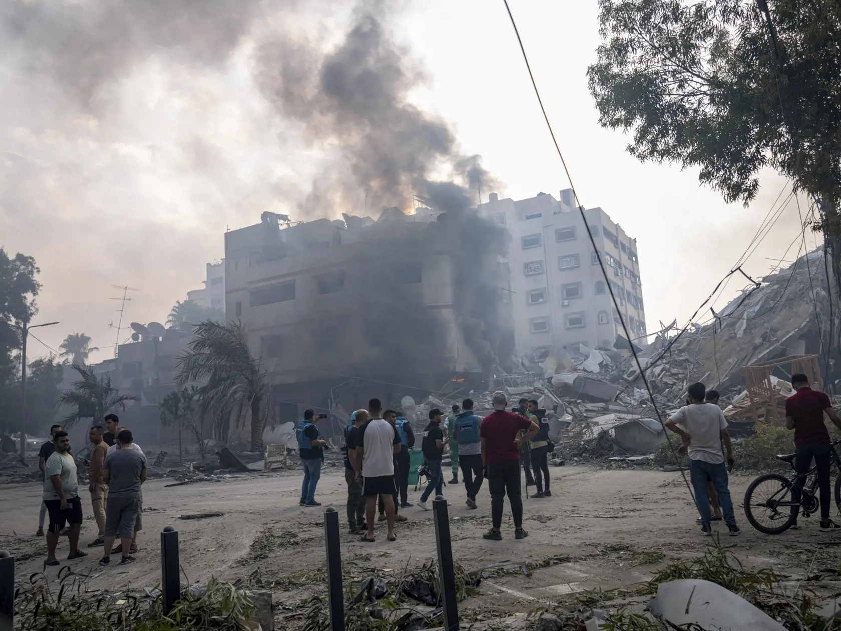 JB 12 Gaza - Palestínčania skúmajú trosky budovy zasiahnutej po izraelskom leteckom útoku na Gazu 8. októbra 2023. Počet obetí konfliktu v pásme Gazy sa v nedeľu zvýšil na 313. Izraelská armáda pokračuje v evakuácii civilistov. TASR správu prevzala z agentúr AP a AFP. Ministerstvo zdravotníctva v pásme Gazy hlásilo 313 obetí a najmenej 1990 zranených z radov Palestínčanov. Medzi obeťami a zranenými sú aj deti. Hlavný hovorca izraelskej armády Daniel Hagari pre AP v nedeľu povedal, že izraelská a