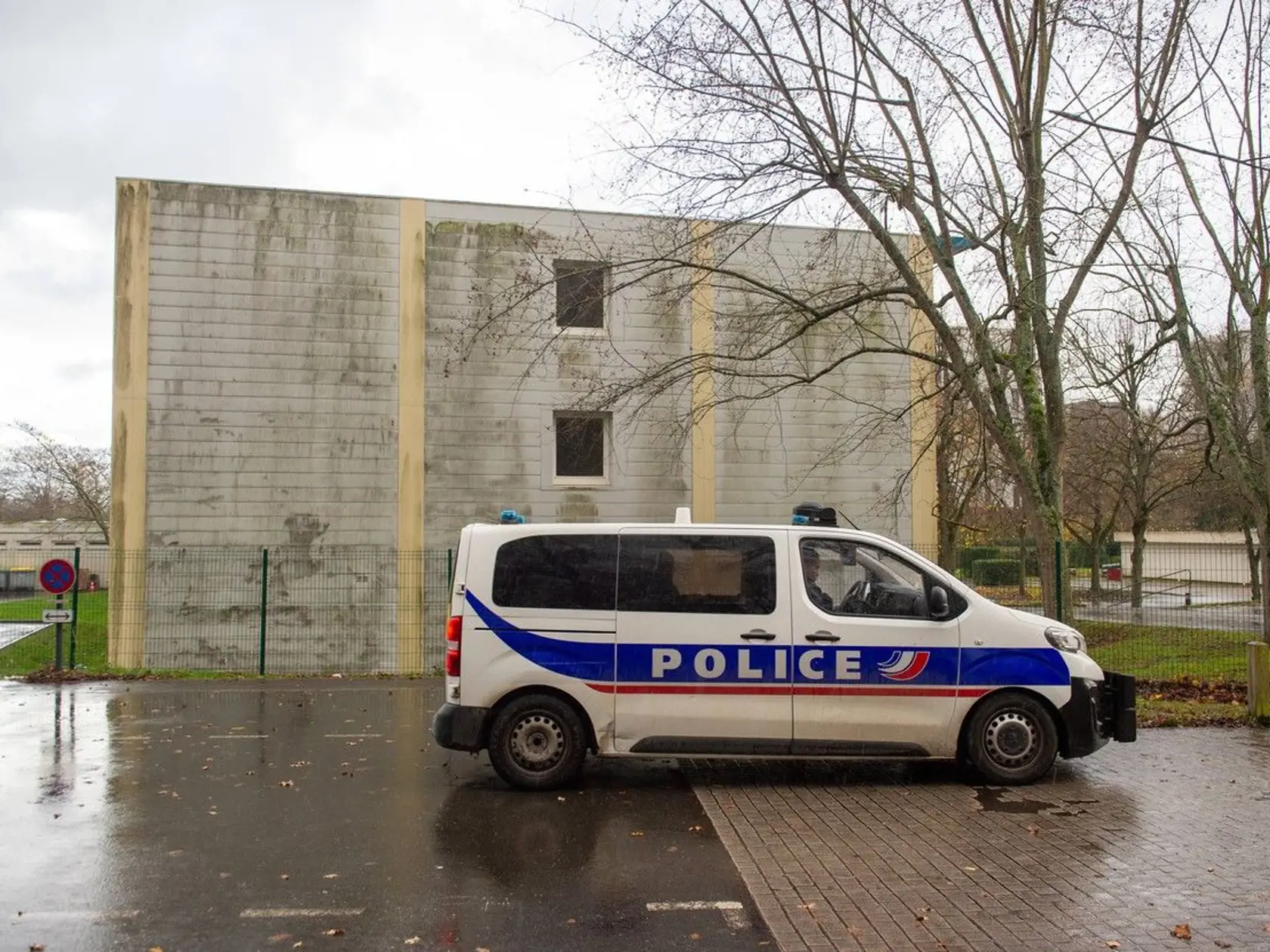 Dvanásťročná školáčka ohrozovala v stredu učiteľku nožom na strednej škole v severofrancúzskom meste Rennes. Pri incidente nebol nikto zranený, prokuratúra ho však začala vyšetrovať.