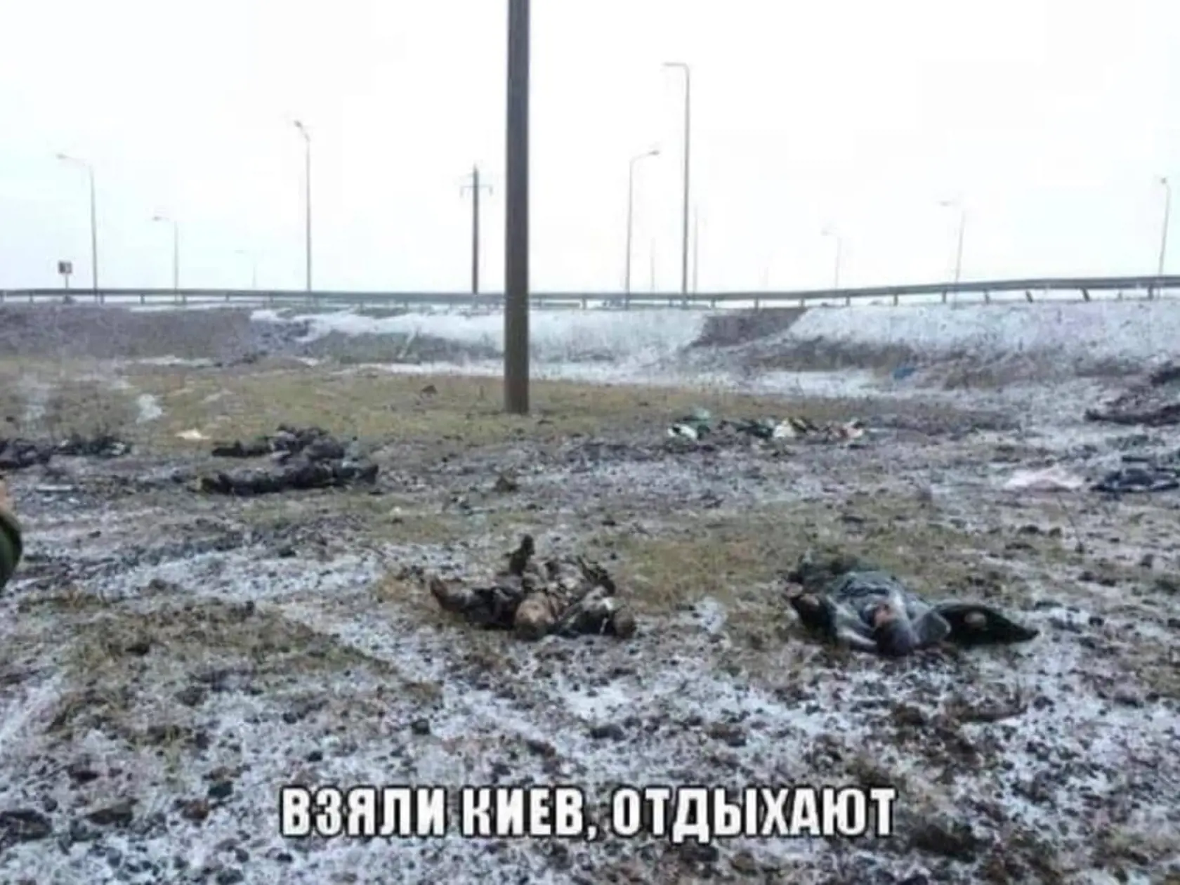 Záber údajne zachytáva mŕtvych Rusov pred Kyjevom.