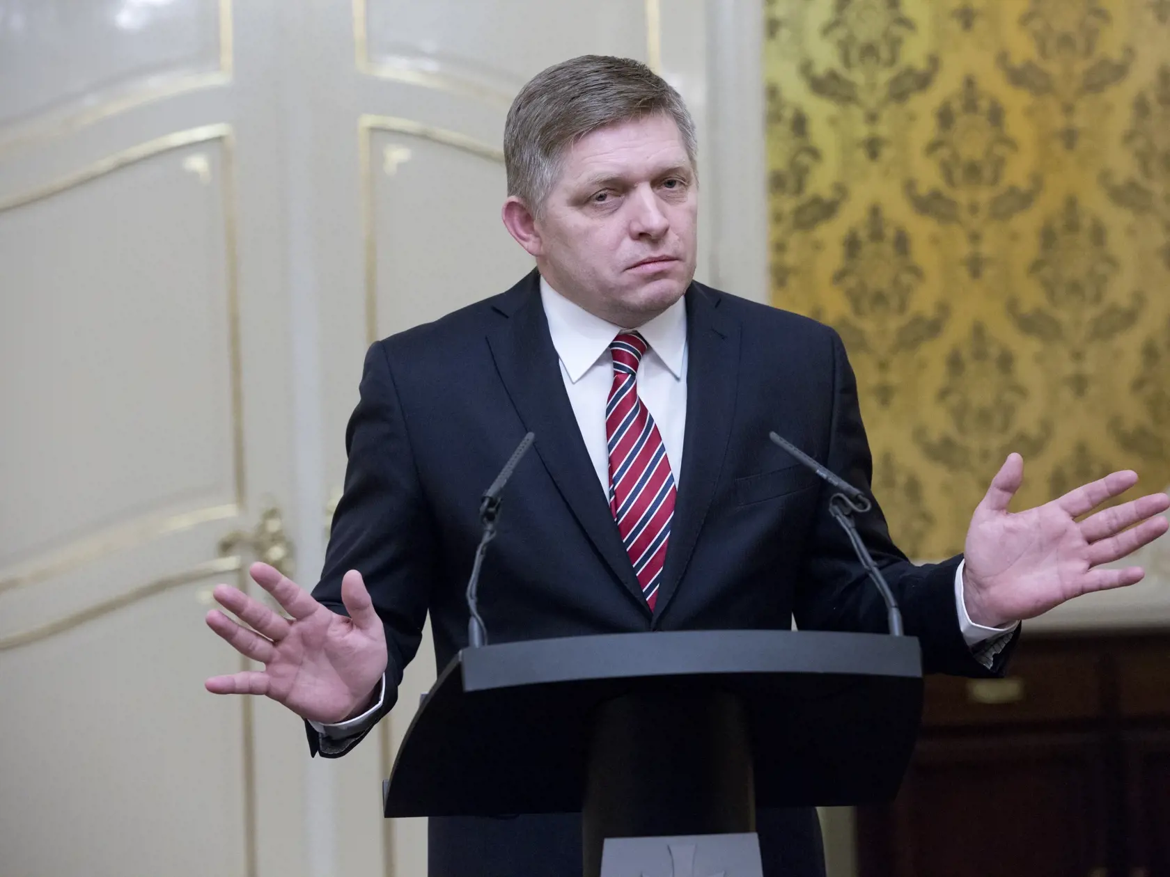 Na snímke slovenský premiér Róbert Fico reaguje na prezidenta SR