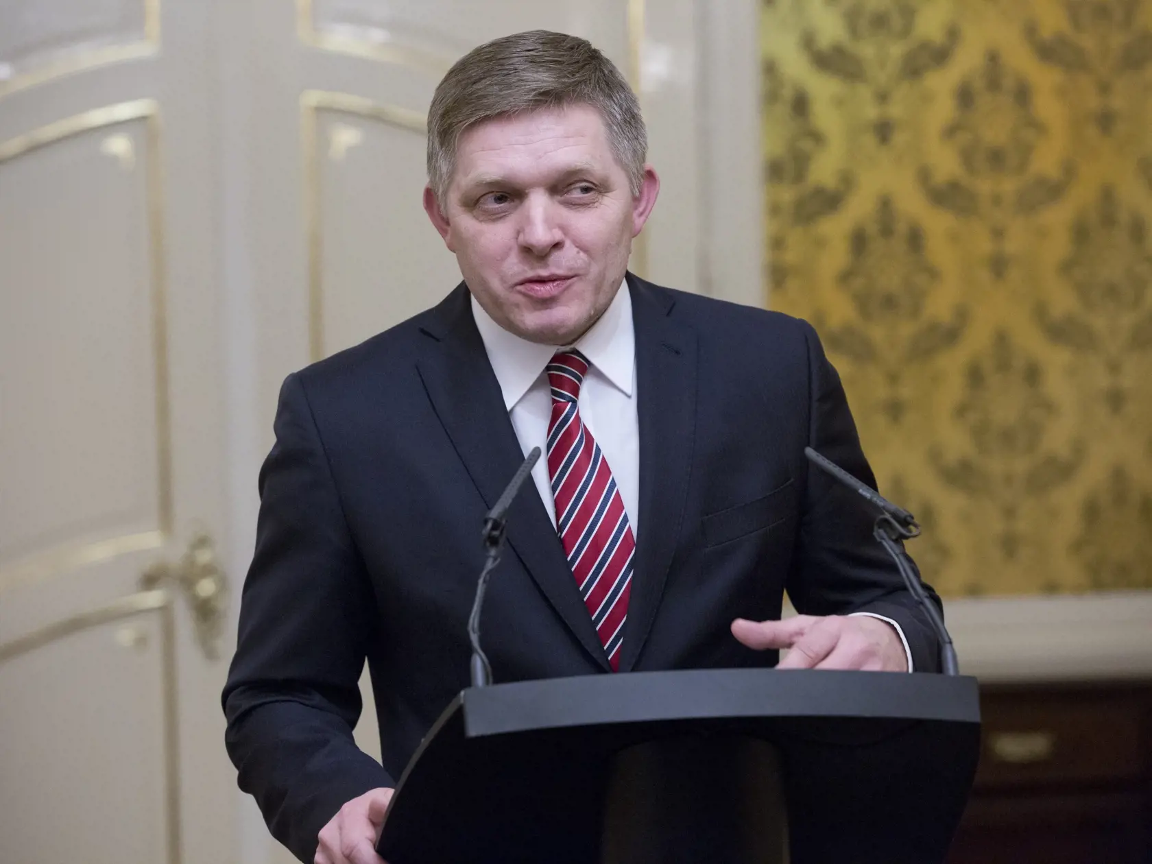 Na snímke slovenský premiér Róbert Fico reaguje na prezidenta SR