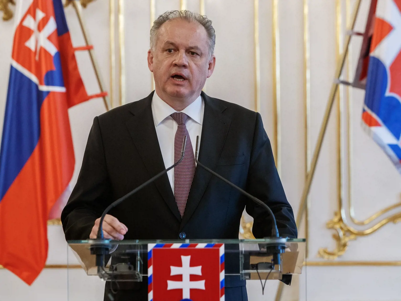 Prezident Andrej Kiska v Prezidentskom paláci na návrh predsedu vlády určil podpredsedu vlády pre investície a informatizáciu Petra Pellegriniho za člena vlády, ktorý bude dočasne spravovať veci ministra kultúry.