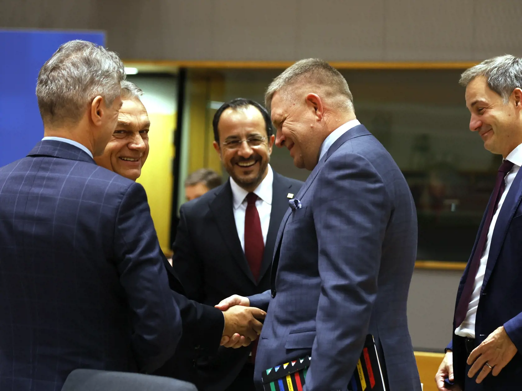 Slovenský premiér Robert Fico (druhý vpravo) a maďarský premiér Viktor Orbán si podávajú ruky na úvod dvojdňového summitu lídrov EÚ v Bruseli vo štvrtok 26. októbra 2023. Dvojdňový summit lídrov EÚ, ktorý sa začal vo štvrtok popoludní v Bruseli, má okrem dávnejšie dohodnutých tém ponúknuť aj odpoveď na to, ako sa Európska únia postaví k najnovšej vlne násilia medzi Izraelom a palestínskym hnutím Hamas.