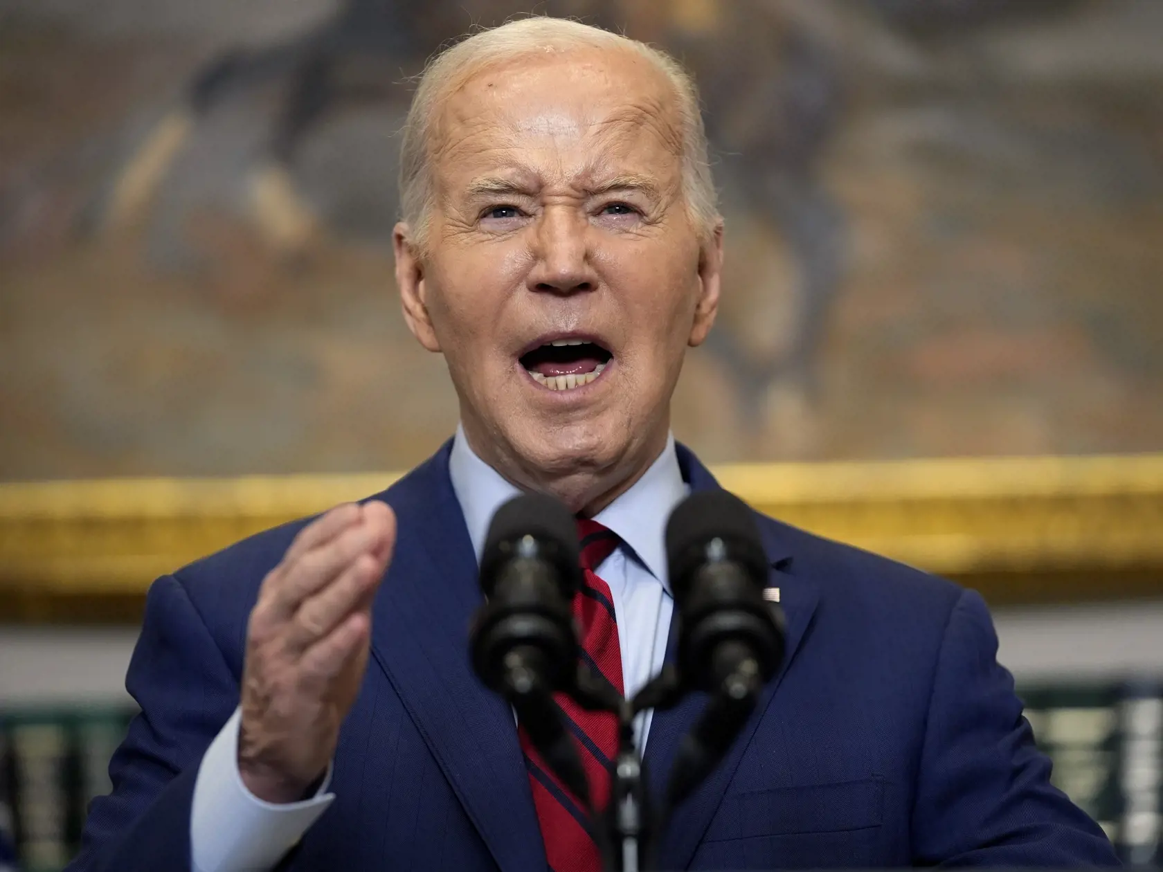 Americký prezident Joe Biden vo štvrtok prelomil mlčanie o propalestínskych protestoch na univerzitách a vyhlásil, že Spojené štáty nie sú autoritárskou krajinou, no je potrebné zaistiť poriadok. Zdôraznil, že na univerzitných kampusoch nie je miesto pre antisemitizmus. Na snímke americký prezident Joe Biden informuje o študentských protestoch proti vojne v Gaze z Rooseveltovej komnaty Bieleho domu vo štvrtok 2. mája 2024 vo Washingtone.