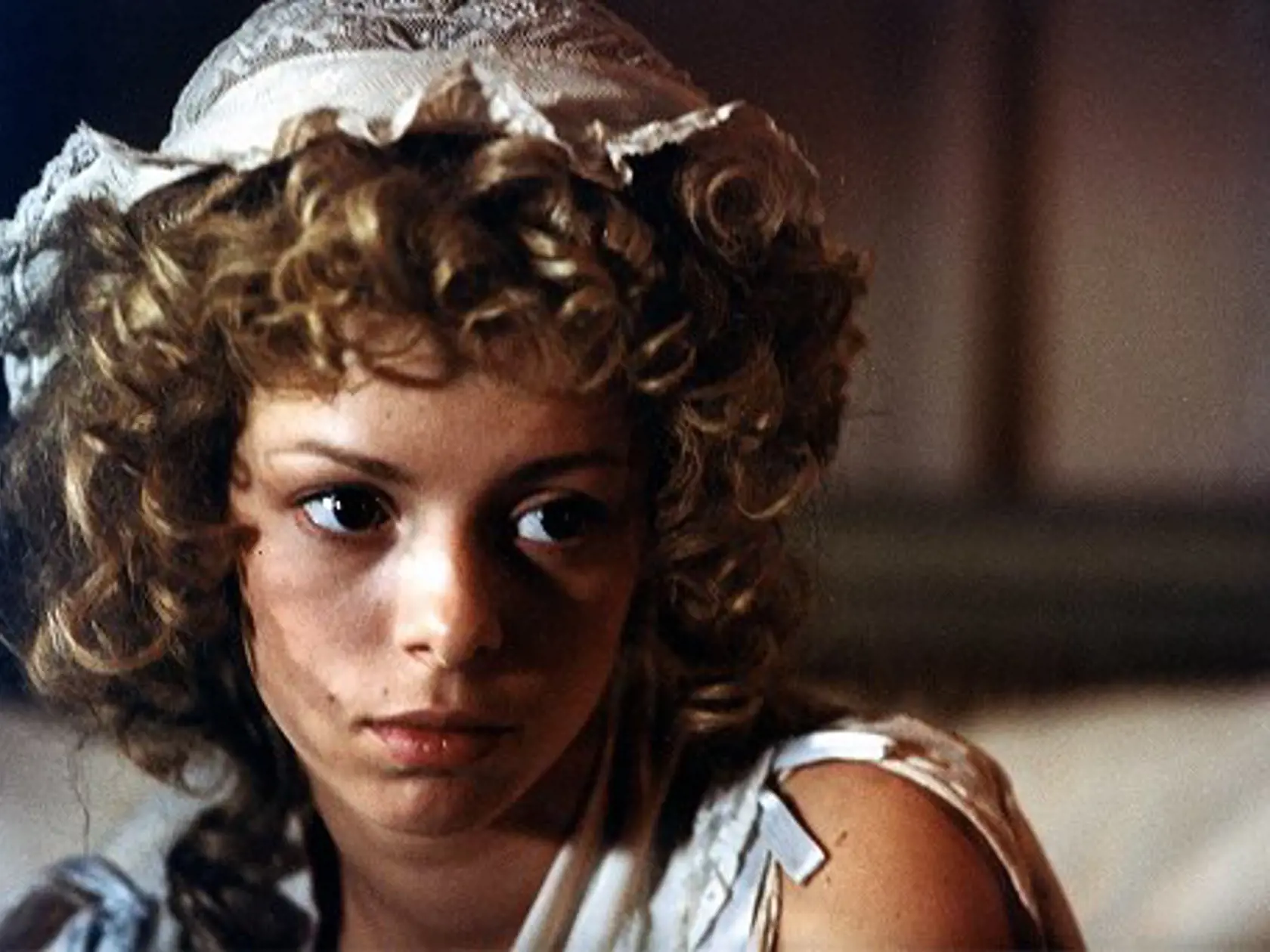 Emmanuelle Debever pracovala vo filme Danton z roku 1982 po boku Depardieua, ktorý obvinenia zo znásilnenia a sexuálneho napadnutia dôrazne poprel.