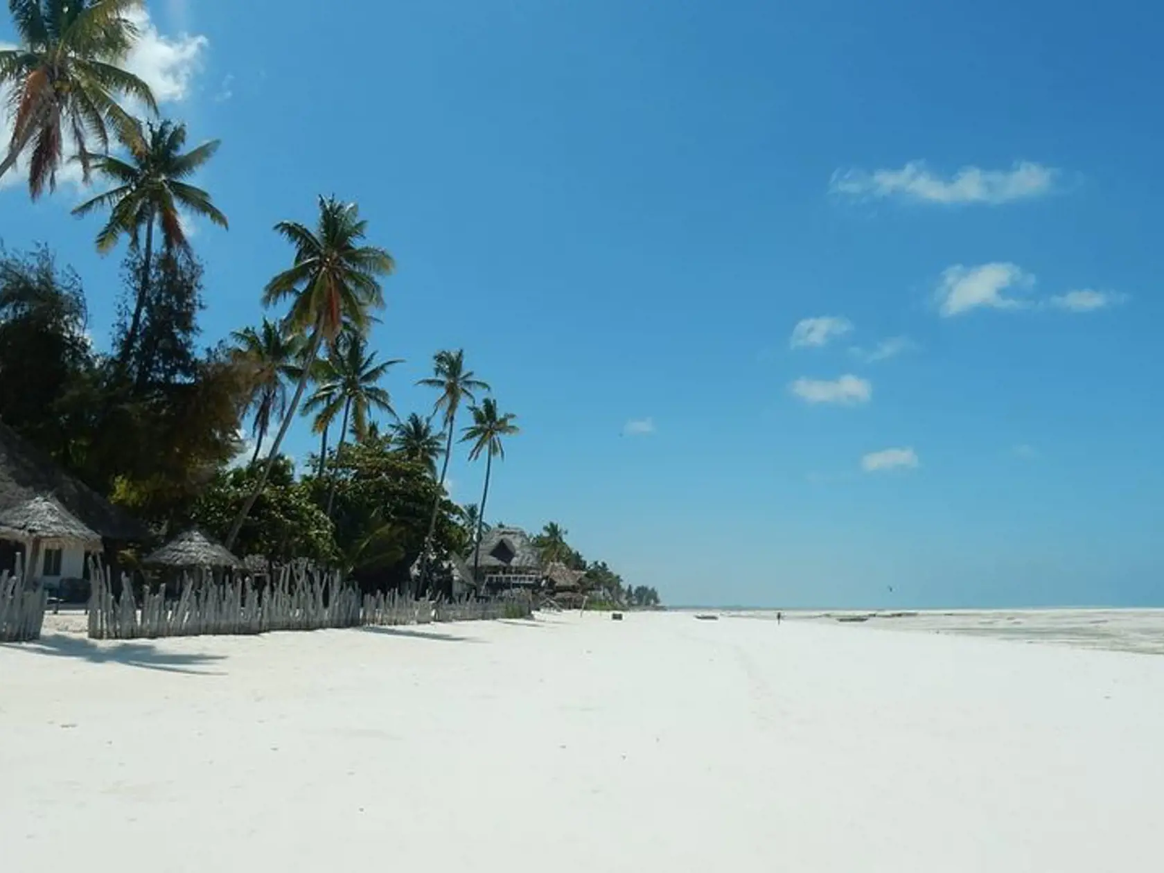 Zanzibar – rovníkové slnko je kruté, dokáže človeka spáliť za necelú hodinu. „Na Zanzibare ako bývalom prekladisku otrokov som tieto energie silno vyciťovala, bolo sa pred nimi treba dôsledne chrániť aj v hoteloch, ktoré sú v bývalých otrokárskych budovách. Domáci boli nevtieraví, srdeční, no deti žobrali doláre,“ hovorí Daniela.