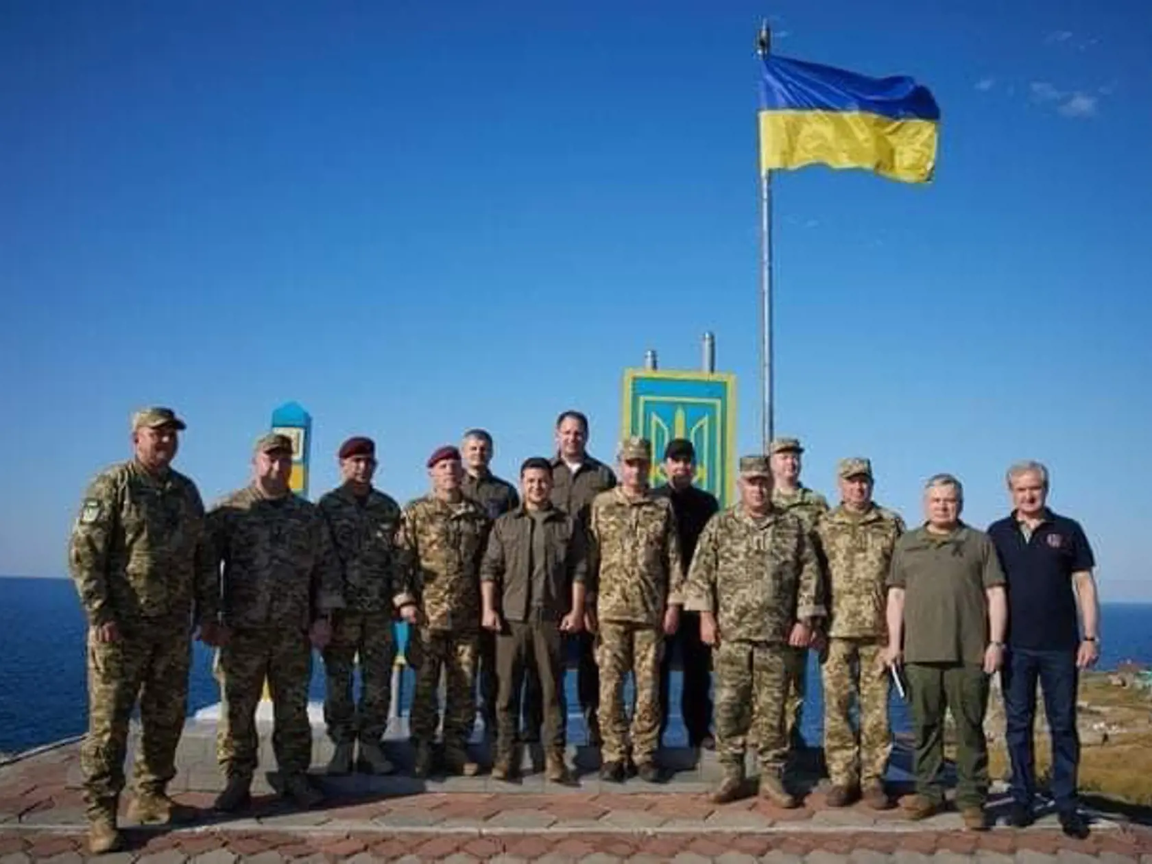 Trinástim ukrajinským pohraničníkom, ktorí zomreli pri obrane Hadieho ostrova pri meste Odesa v Čiernom mori, prezident Zelenskyj udelil najvyššie štátne vyznamenanie.