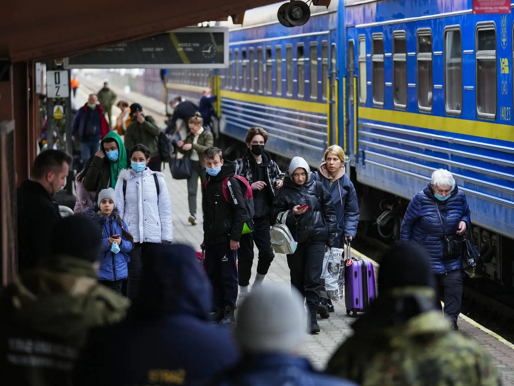 Ľudia, ktorí utekajú pred vojnovým konfliktom zo susednej  Ukrajiny, vystupujú z vlaku na železničnej stanici v poľskom meste Przemyšl.