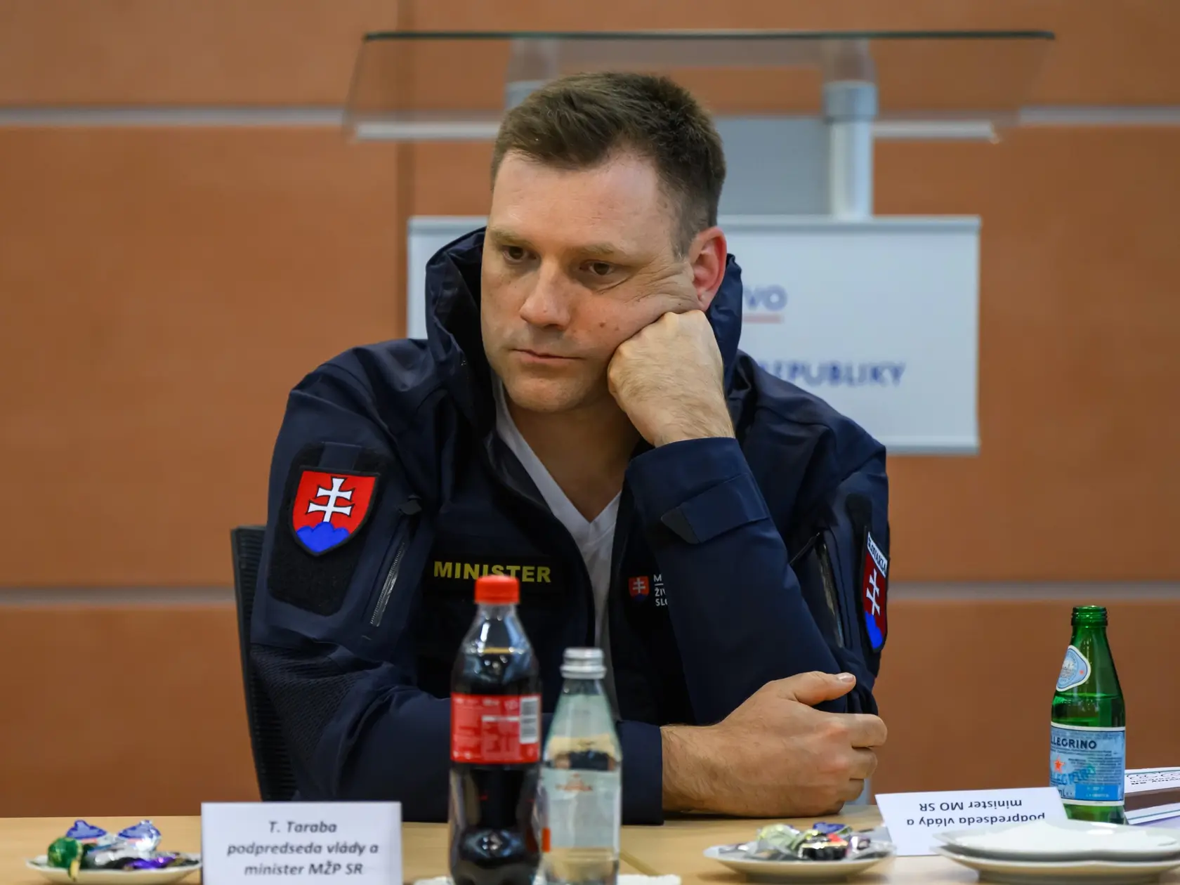 Na snímke podpredseda vlády a minister životného prostredia SR Tomáš Taraba (nominant SNS) počas zasadania Ústredného krízového štábu z dôvodu vyhlásenia mimoriadnej situácie v súvislosti s nákazou slintačky a krívačky na celom území SR v Bratislave 25. marca 2025. FOTO TASR - Jaroslav Novák