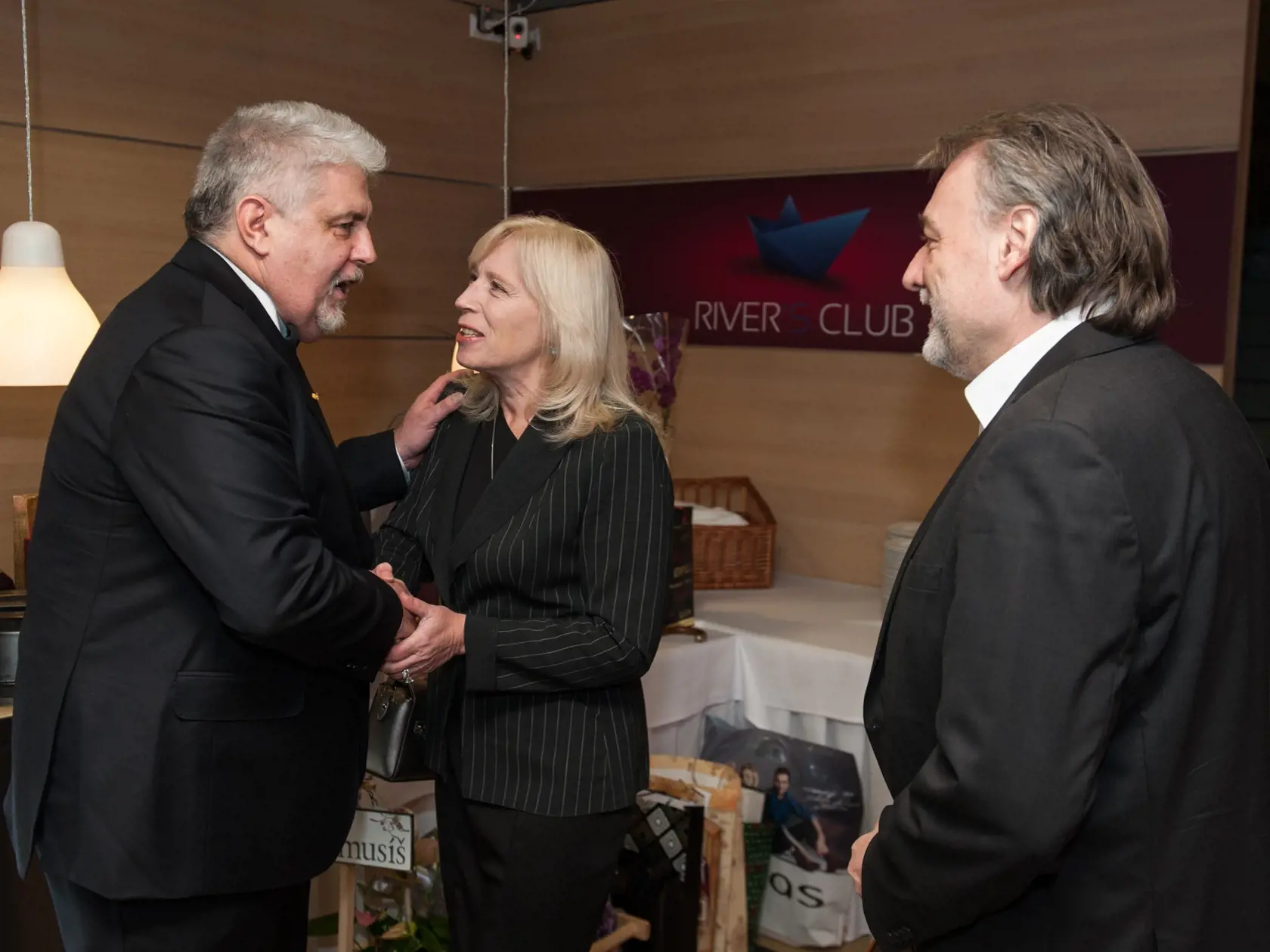 Na snímke narodeniny, 60 rokov Oliver Andrásy, na lodi v Petržalke.