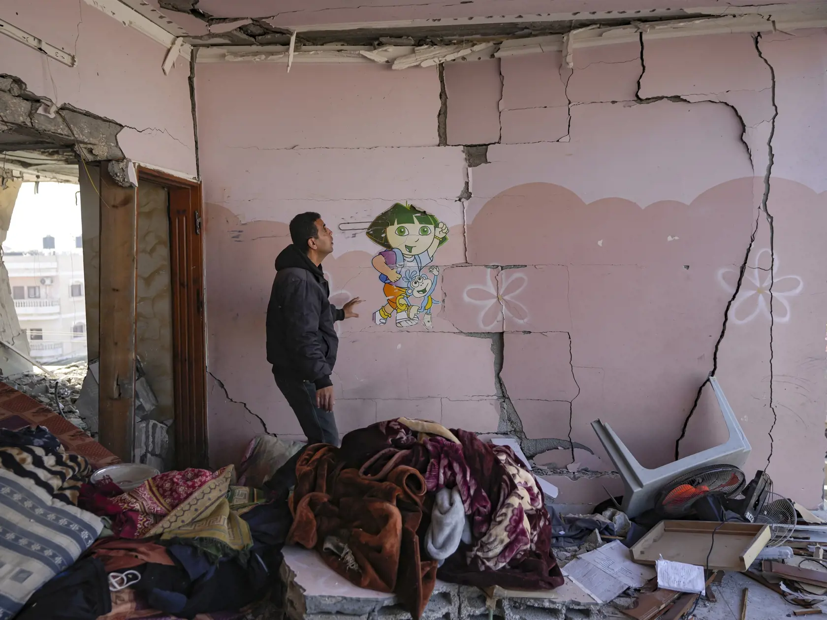 KK38 Dajr al-Balah - Palestínčan sa pozerá na poškodenú obytnú budovu po nočnom izraelskom útoku v meste Dajr al-Balah v Pásme Gazy v stredu 8. januára 2025. FOTO TASR/AP
A Palestinian looks at a damaged residential building following an overnight Israeli strike in Deir al-Balah, Gaza Strip, Wednesday, Jan. 8, 2025. (AP Photo/Abdel Kareem Hana)