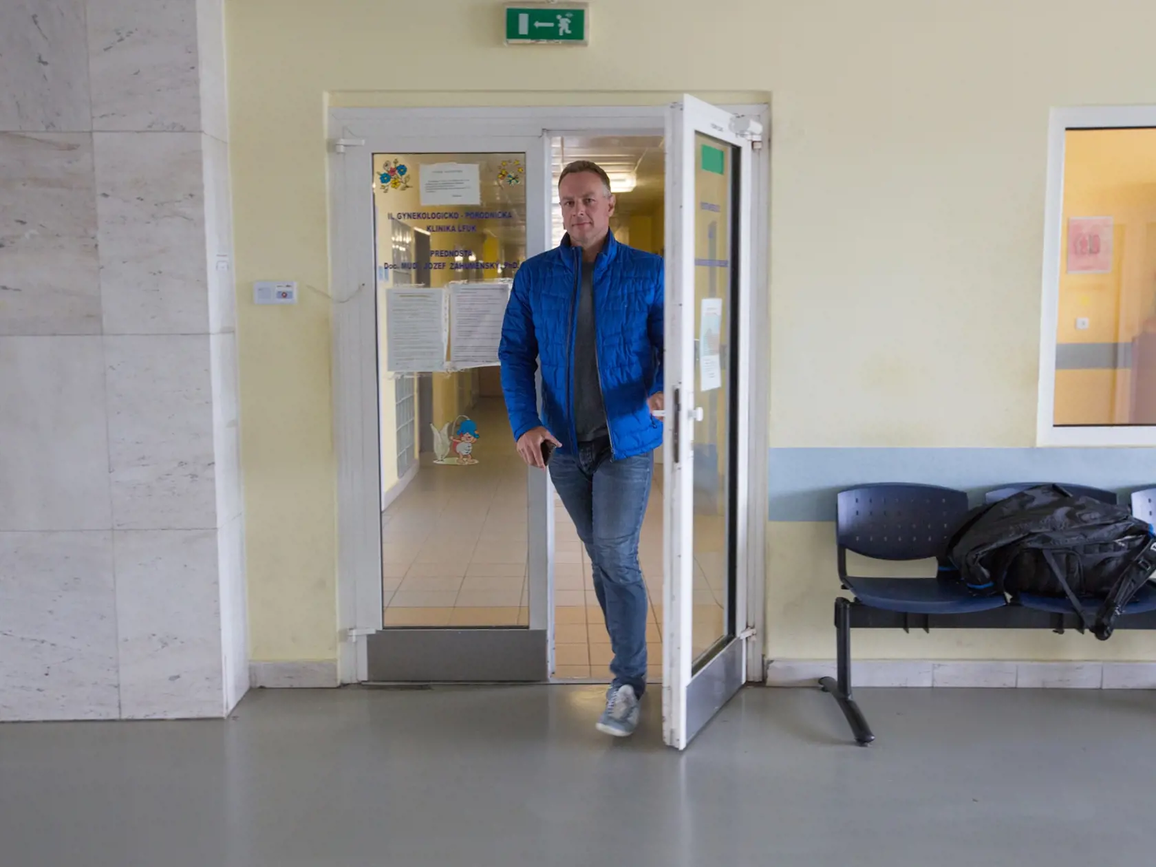 Natešený Patrik Švajda pri odchode z pôrodnice.