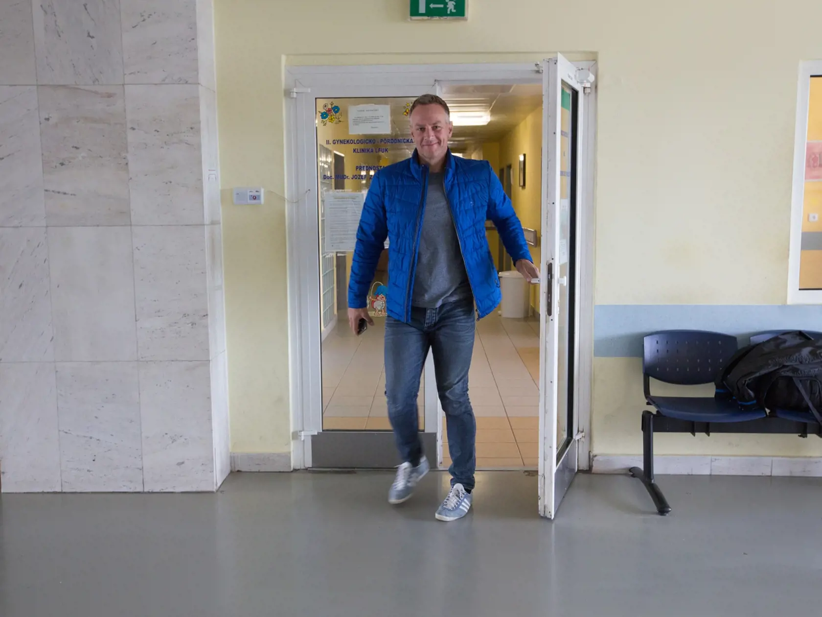 Natešený Patrik Švajda pri odchode z pôrodnice.