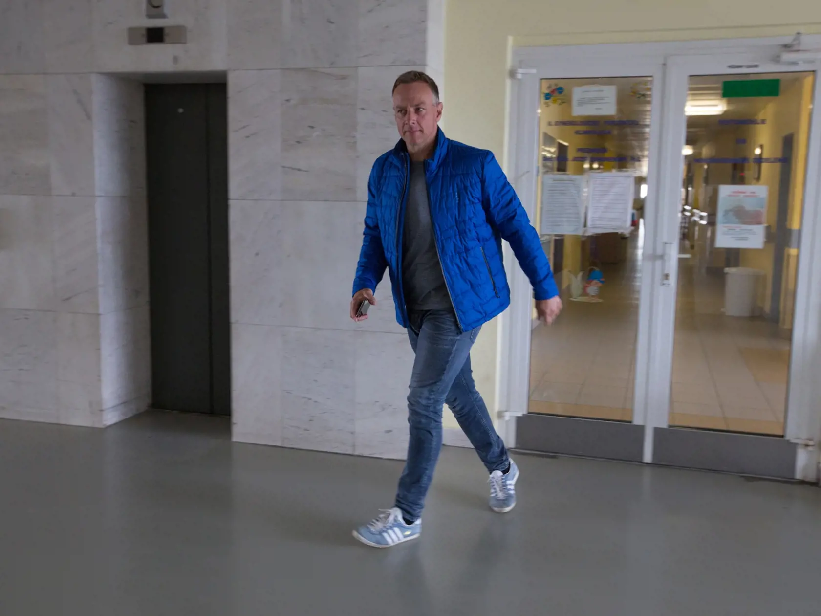 Natešený Patrik Švajda pri odchode z pôrodnice.