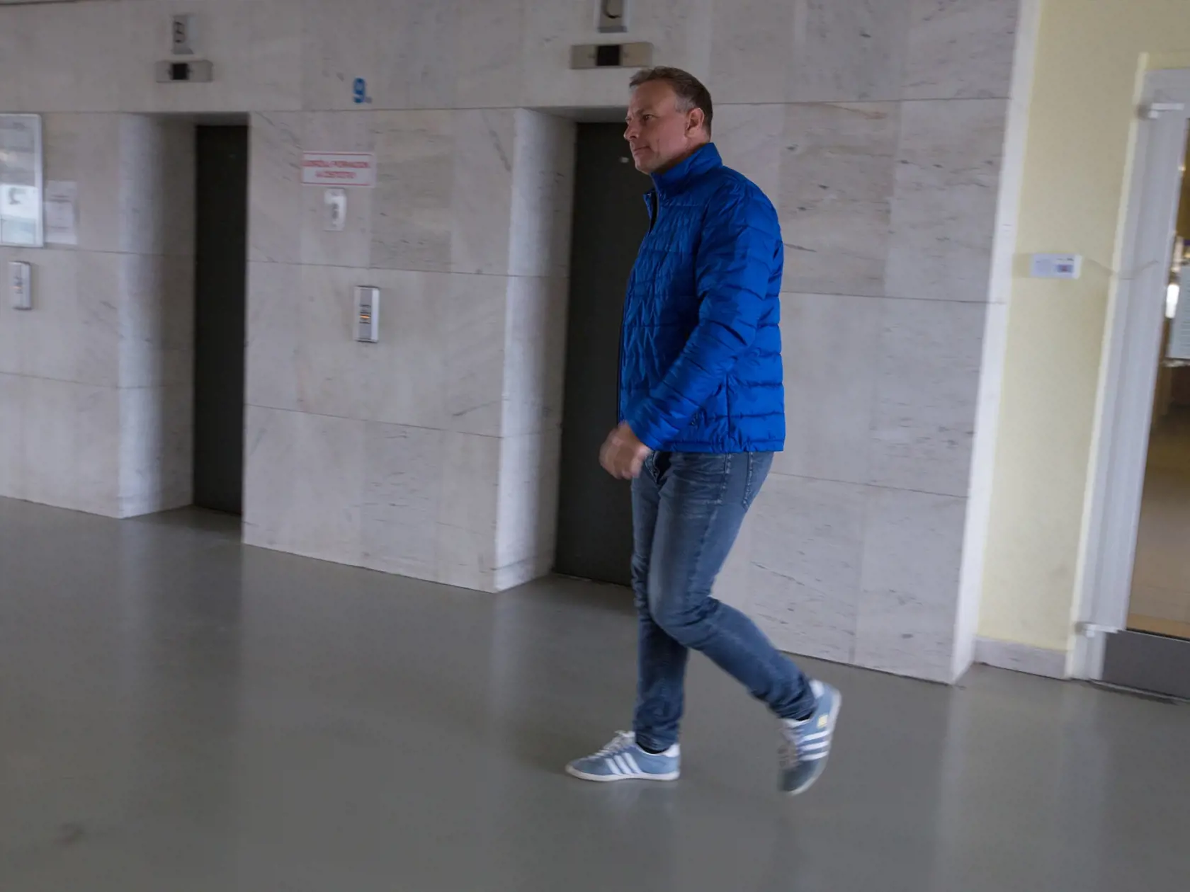 Natešený Patrik Švajda pri odchode z pôrodnice.