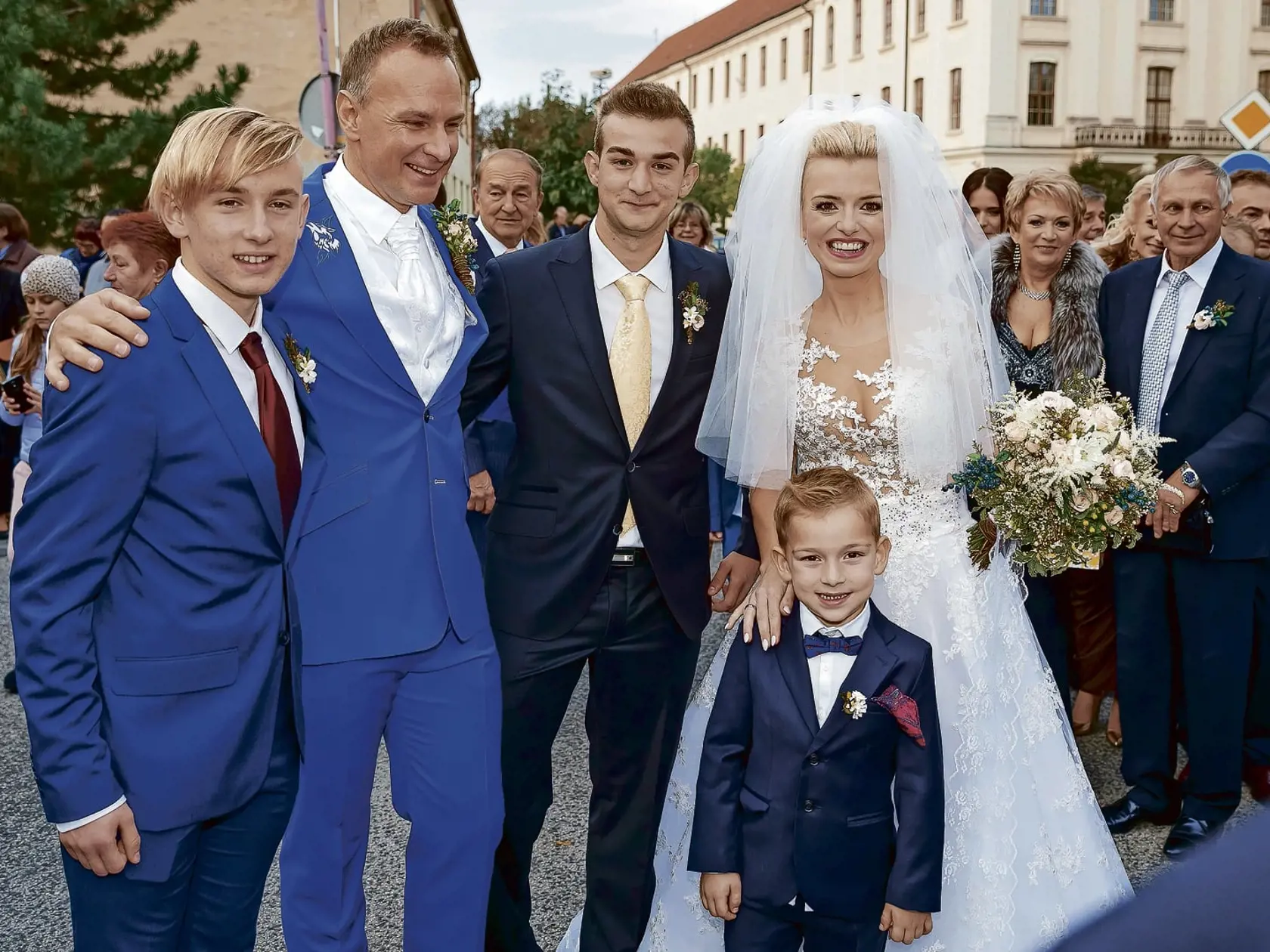 Nevyrastal ako jedináčik: Moderátorkin syn Leo, dole, podľa jej slov prilipol k nevlastným bratom Samovi a Paľovi, zľava. Na snímke vpravo sú Zlaticini svokrovci, v pozadí za Patrikom stojí jej otec.