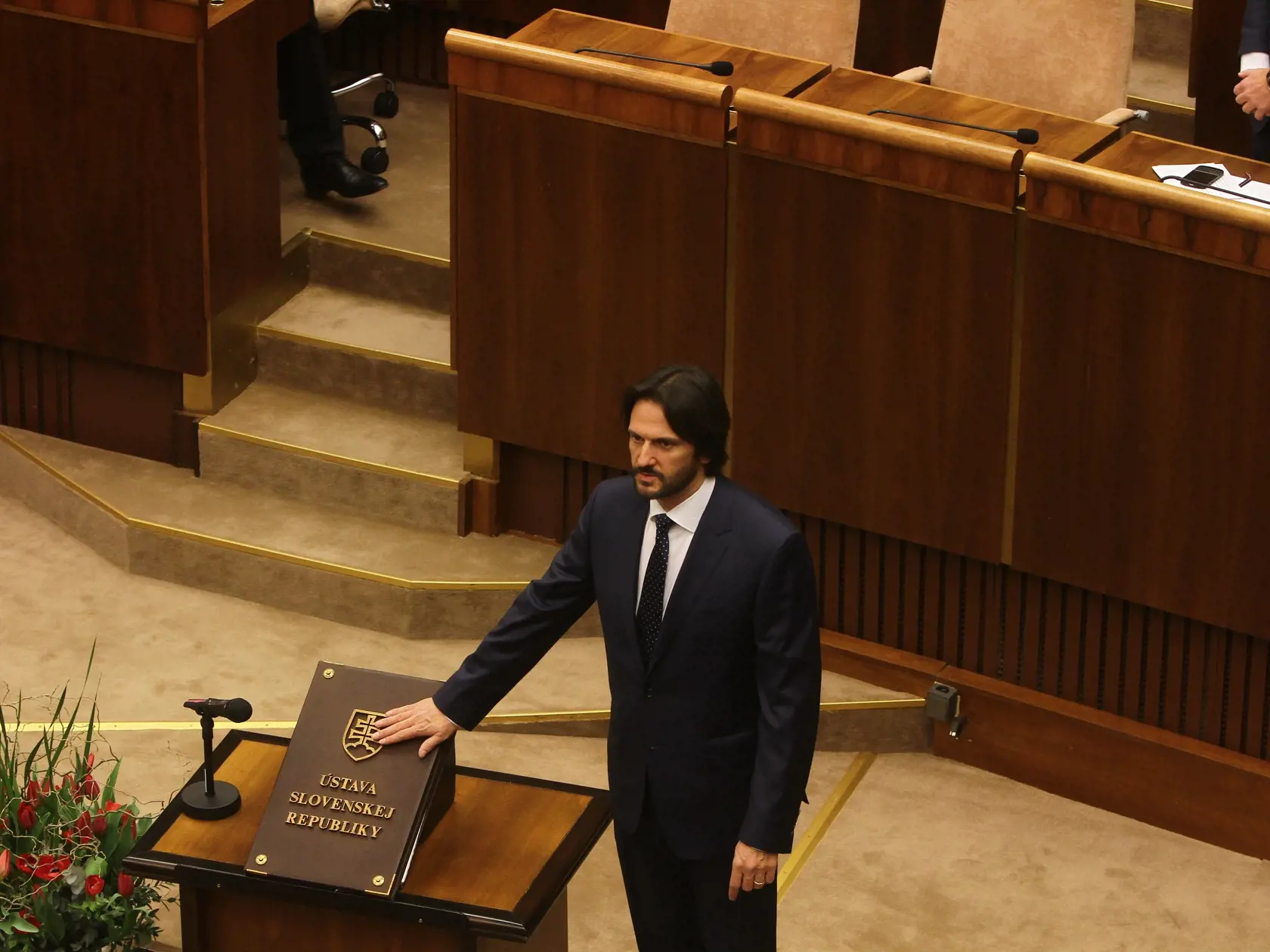 Robert Kalinak (SMER-SD) sklada slub pocas ustanovujucej schodze narodnej rady slovenskej republiky.