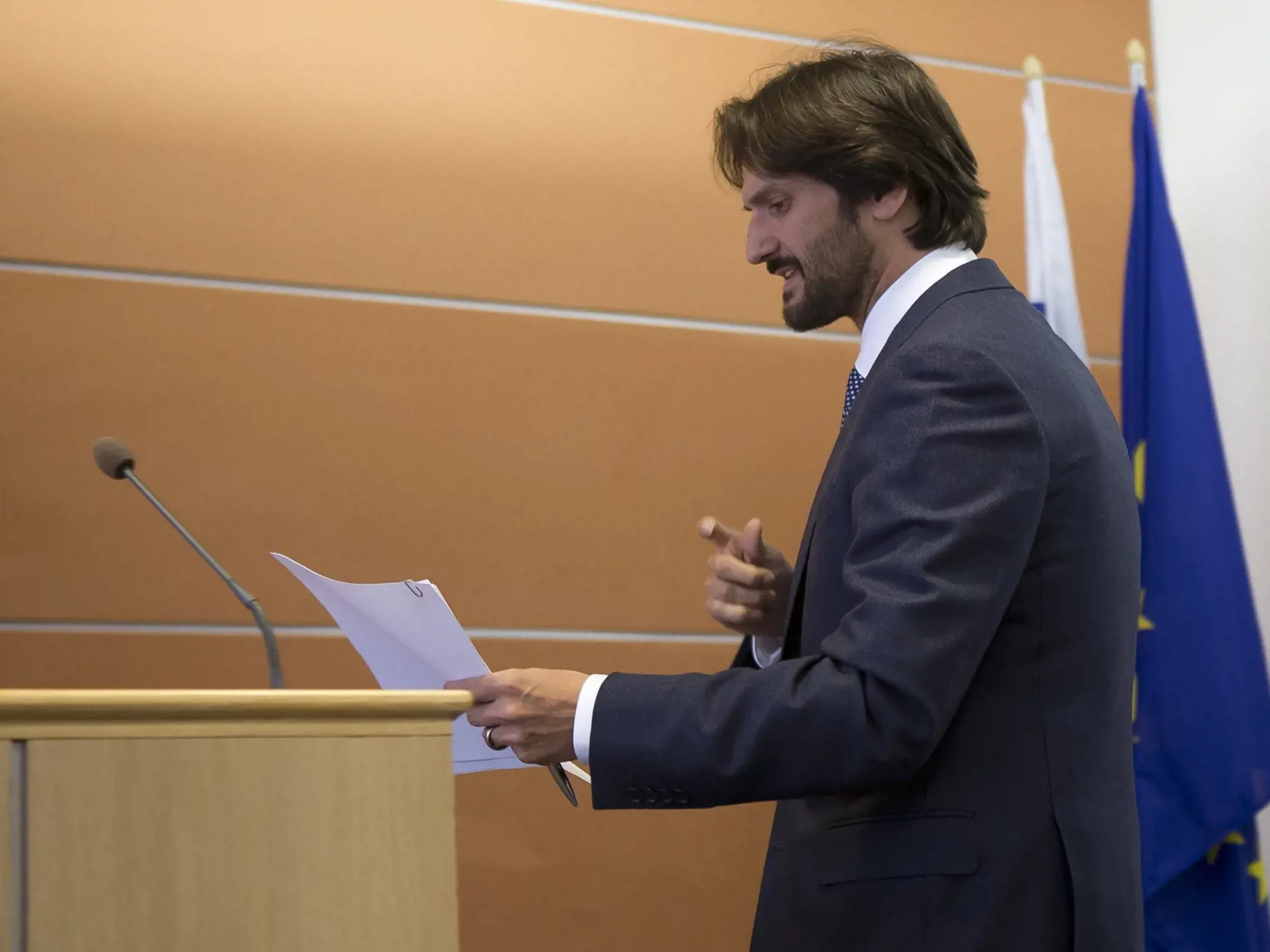 Musel vysvetľovať. Takto sa postavil na tlačovku, kde hovoril o svojom vzťahu k podnikateľovi Ladislavovi Bašternákovi.