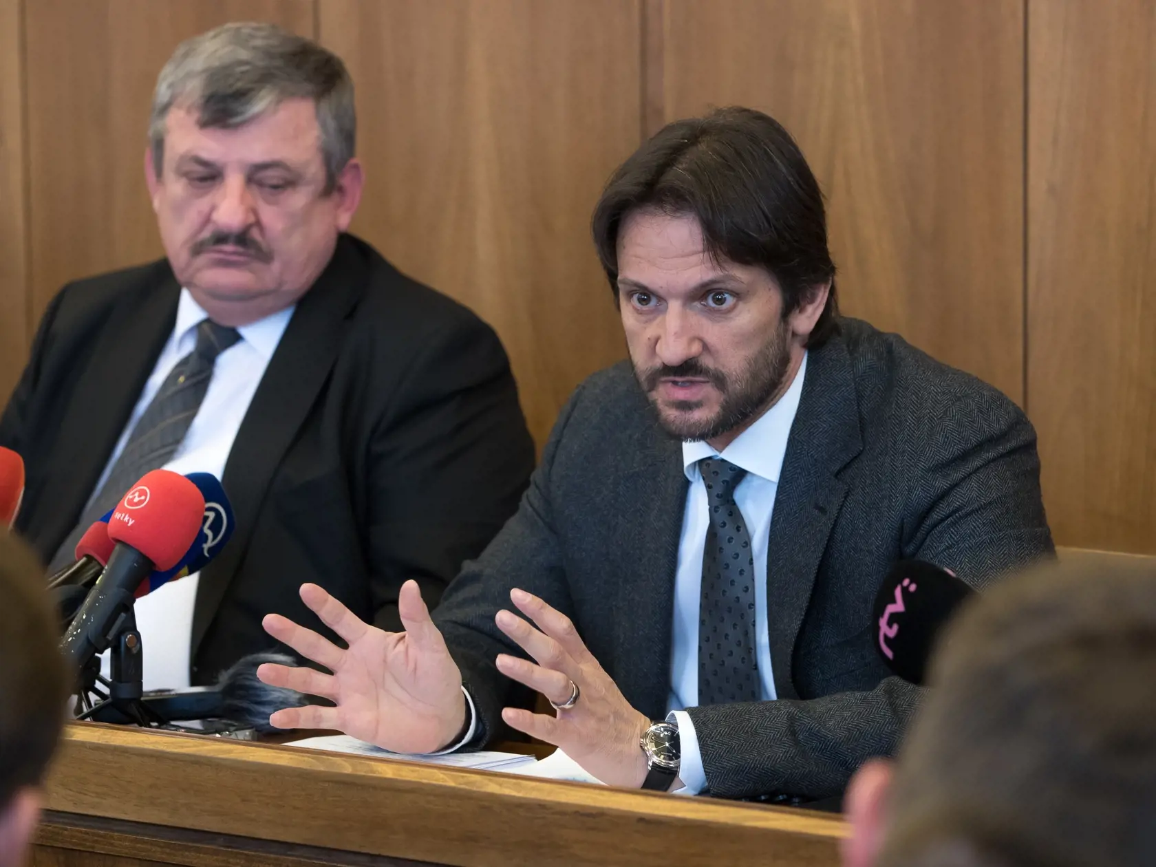 Zasadnutie brannobezpečnostného výboru SR vo veci dvojnásobnej vraždy investiatívneho novinára Jána Kuciaka a jeho priateľky Martiny Kušnírovej za účasti ministra vnútra SR Roberta Kaliňáka. Na snímke zľava je Anton Hrnko a Robert Kaliňák.