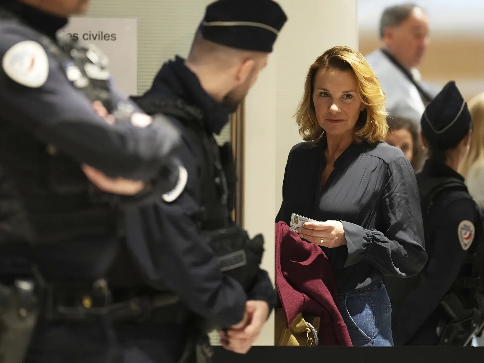 JB 37 Paríž - Žalujúca prichádza na súd v Paríži 25. marca 2025, kde sa začal súdny proces s francúzskym hercom Gérardom Depardieuom obvineným zo sexuálneho napadnutia dvoch žien počas nakrúcania filmu Zelené okenice v roku 2021. Súd proces v októbri odročil pre hercov zdravotný stav. FOTO TASR/AP

A plaintiff arrives as actor Gerard Depardieu face his trial for the alleged sexual assaults of two women on a film set in 2021, with his lawyer Jeremie Assous ,Tuesday, March 25, 2025 in Paris. (AP Photo/Aurelien Morissard)