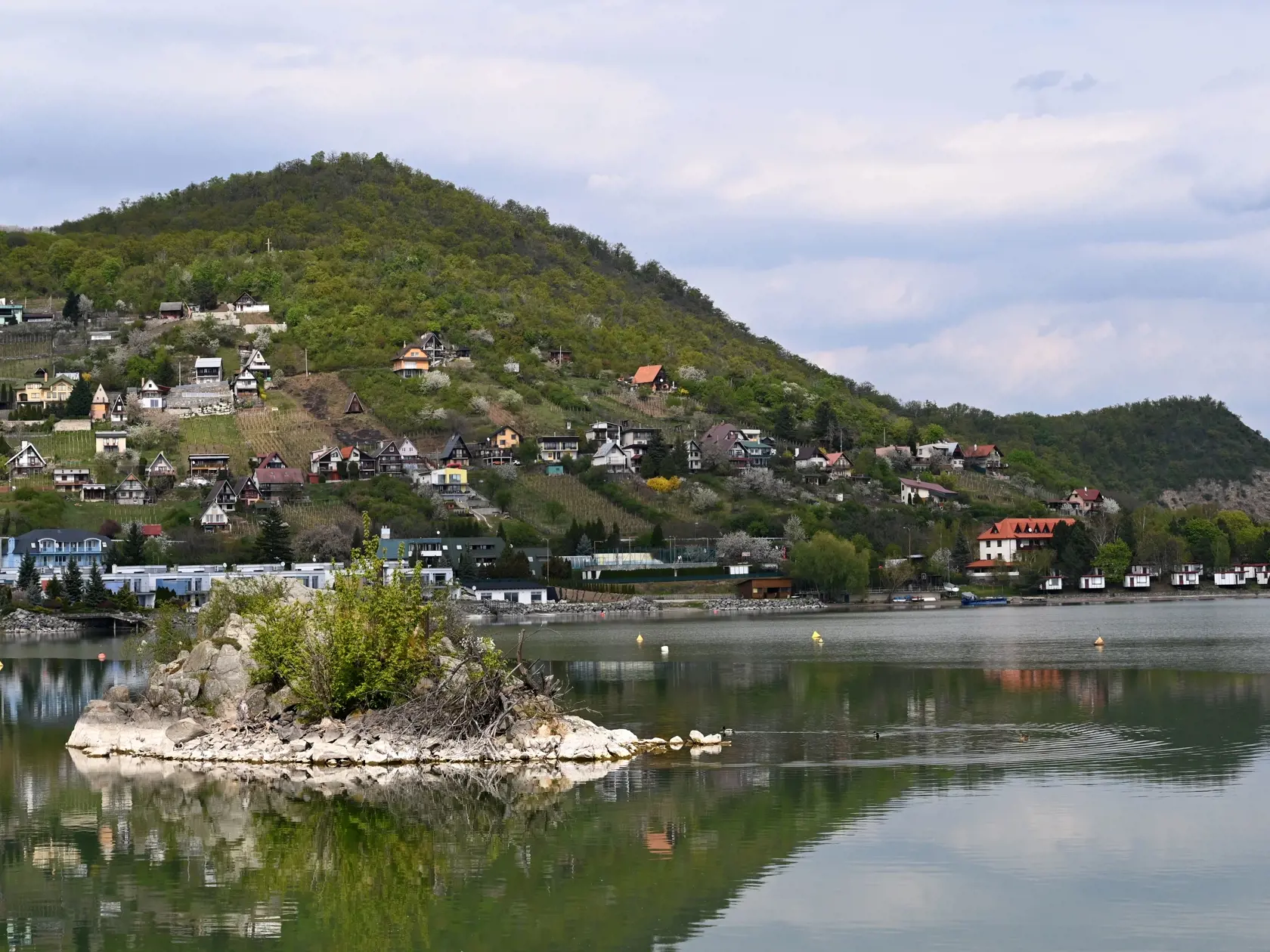 Na snímke atmosféra v rekreačnom stredisku Lúč na Zemplínskej Šírave v piatok 24. apríla 2020. FOTO TASR - Roman Hanc