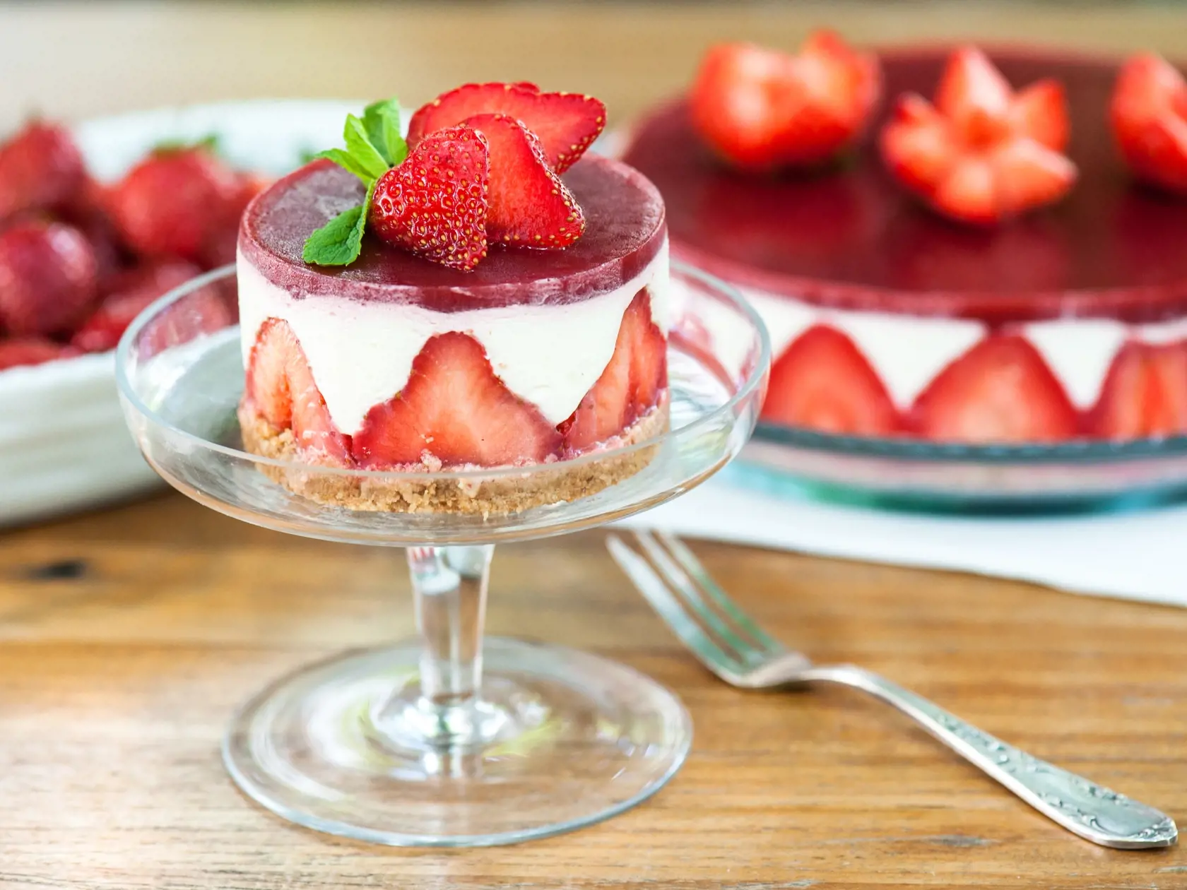 Jahodové blues. Sladkosti z jahôd. Veronika Bušová, šéfcukrárka Benčík Culinary Group

Cheesecake s bielou čokoládou 
a čerstvými jahodami 
Potrebujeme: 
Na nepečené cesto: 250 g celozrnných 
sušienok, 100 g rozpusteného masla 
Na krém: 260 g smotany na šľahanie,  
200 g čerstvého krémového syra 
Philadelphia, 150 g bielej čokolády 
Na topping: 400 g čerstvých jahôd 
Ako na to: Sušienky v mixéri zomelieme 
na jemnú múčku, spojíme ju rozpusteným 
maslom a uhladíme na dno formičiek. Dá­ 
me stuhnú