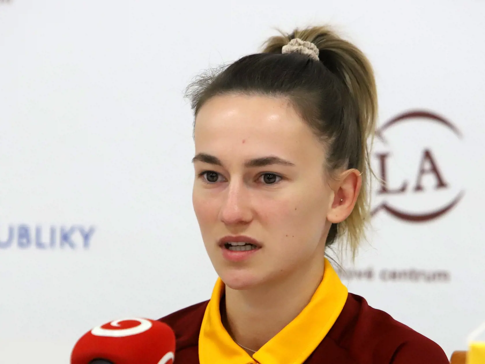 Na snímke chodkyňa Hana Burzalová počas brífingu na štadióne VŠC Dukla na Štiavničkách v Banskej Bystrici v utorok 23. apríla 2024. Slovenskí chodci Dominik Černý a Hana Burzalová si vybojovali miestenku na olympijské hry v Paríži. V nedeľných pretekoch miešaných štafiet na MS v tureckej Antalyi obsadili celkovo 21. miesto časom 3:05:38 h.