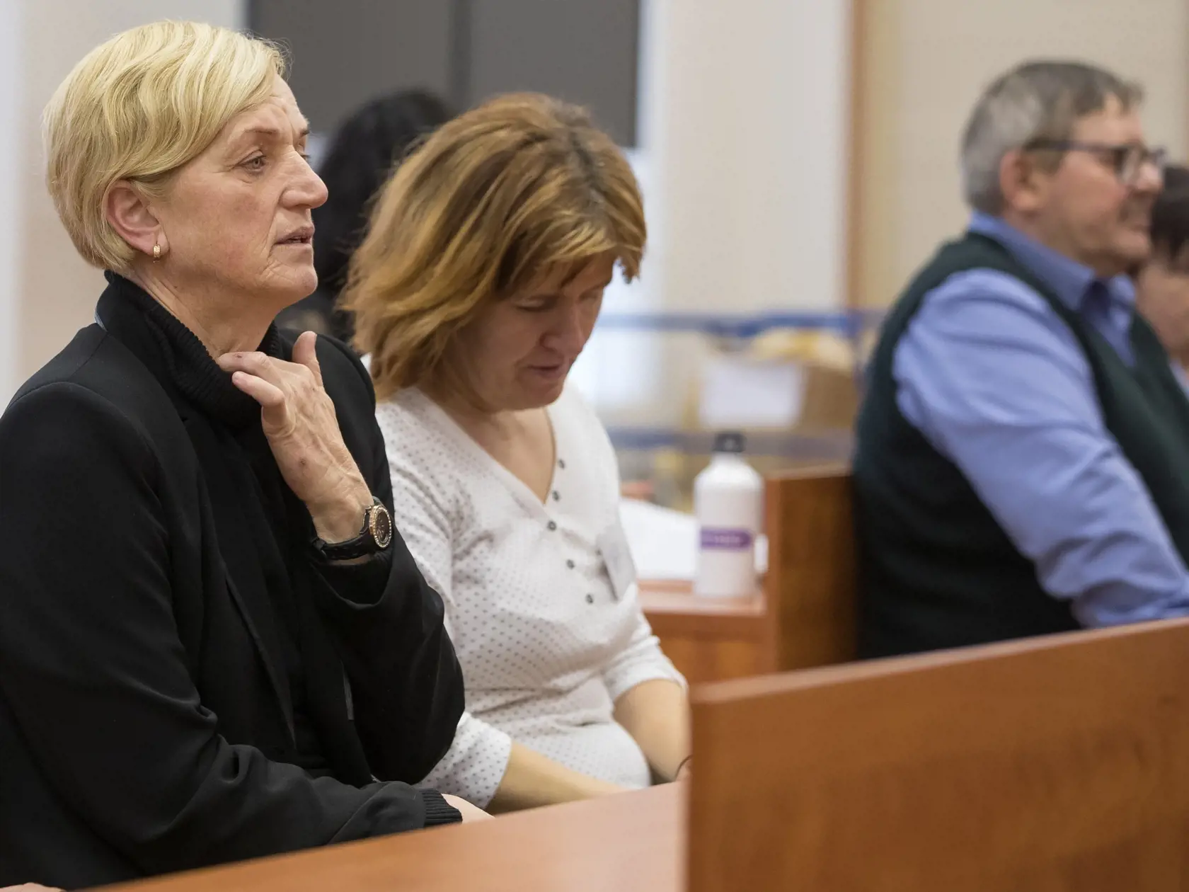Ôsme pojednávanie na Špecializovanom trestnom súde v Pezinku vo veci vraždy investigatívneho novinára Jána Kuciaka a jeho snúbenice Martiny Kušnírovej. Na snímke vľavo je Zlatica Kušnírová a vpravo Jozef Kuciak a Jana Kuciaková.