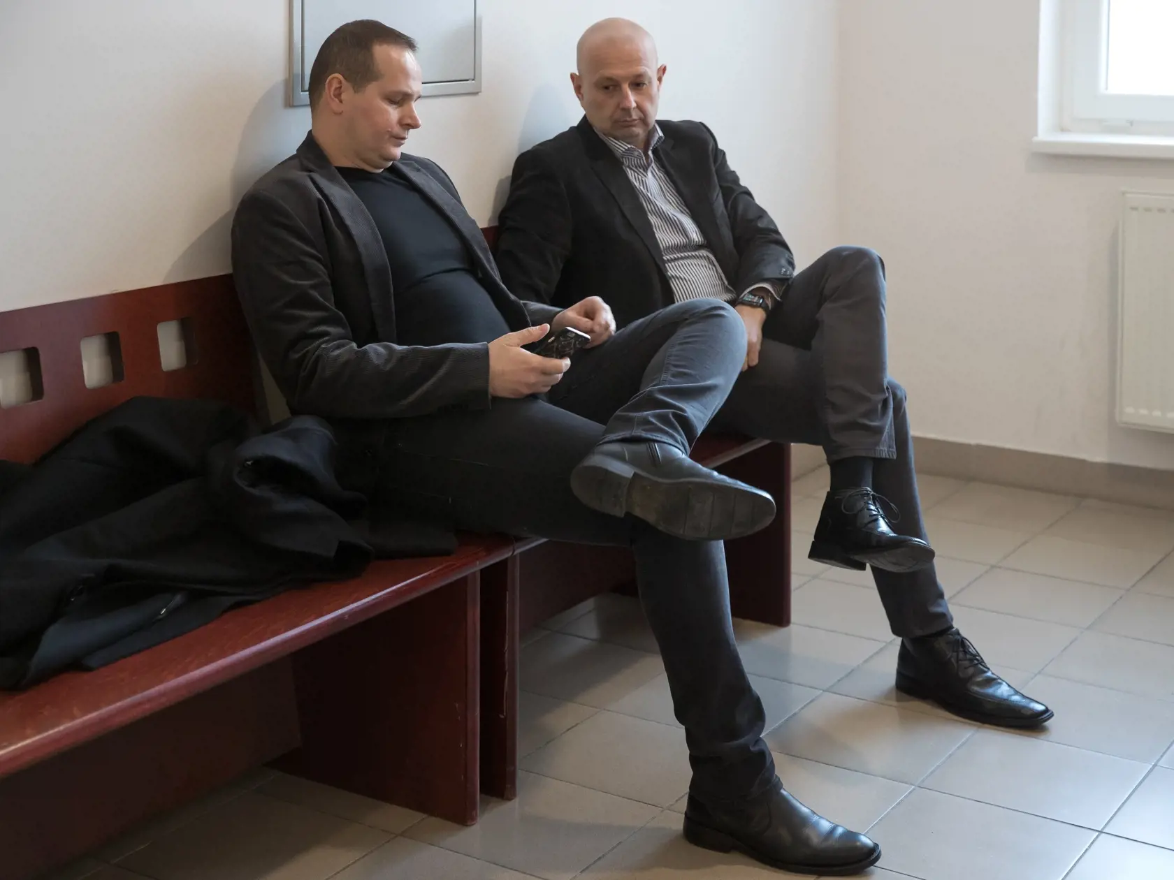 Šieste pojednávanie na Špecializovanom trestnom súde v Pezinku vo veci vraždy investigatívneho novinára Jána Kuciaka a jeho snúbenice Martiny Kušnírovej. Na snímke zľava je Štefan Mlynarčík a Miroslav Kriak, ktorí sú predvolaný ako svedkovia.