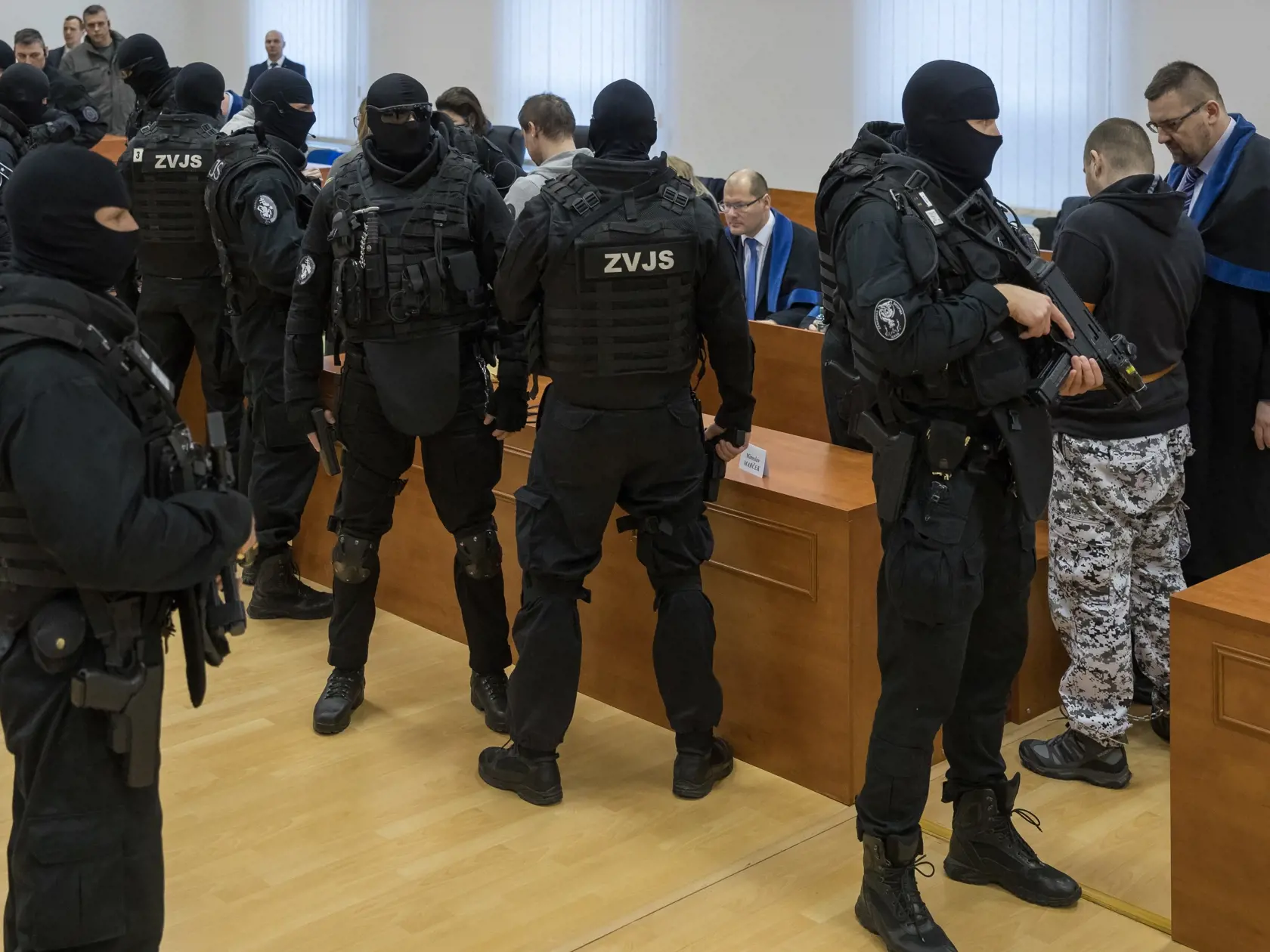 Šieste pojednávanie na Špecializovanom trestnom súde v Pezinku vo veci vraždy investigatívneho novinára Jána Kuciaka a jeho snúbenice Martiny Kušnírovej. Predvedenie obžalovaných prebiehalo za prísnych bezpečnostných opatrení.