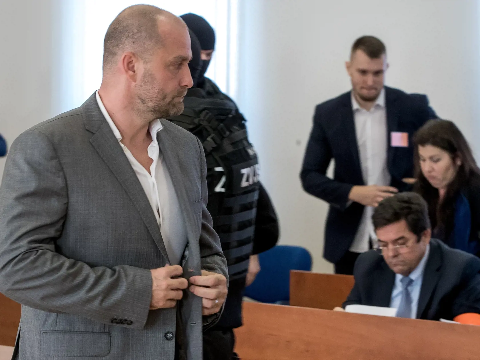 Štvrté pojednávanie na Špecializovanom trestnom súde v Pezinku vo veci vraždy investigatívneho novinára Jána Kuciaka a jeho snúbenice Martiny Kušnírovej. Na snímke je svedok Norbert Bödör po ukončení svojej výpovede. V pozadí sedí na lavici obžalovaných Marián Kočner.