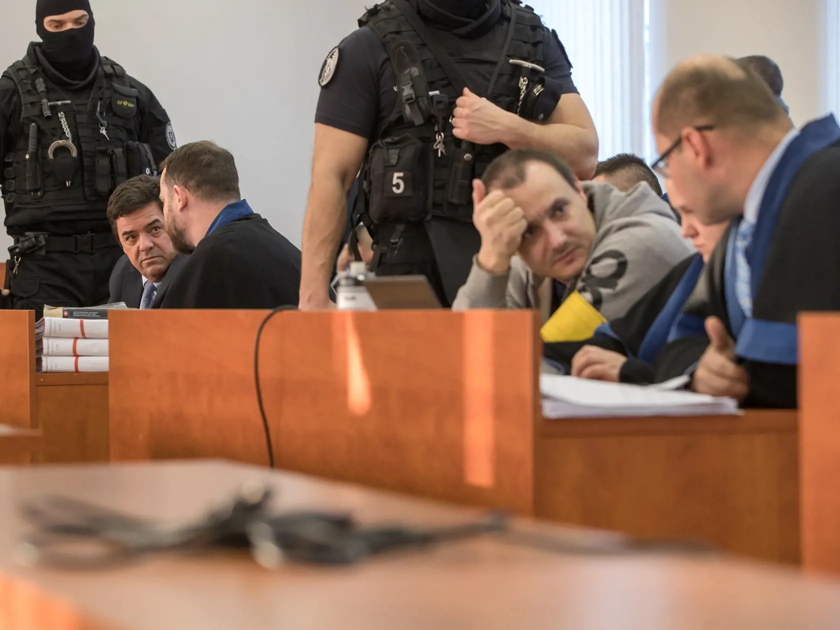 Štvrté pojednávanie na Špecializovanom trestnom súde v Pezinku vo veci vraždy investigatívneho novinára Jána Kuciaka a jeho snúbenice Martiny Kušnírovej. Na snímke vľavo je obžalovaný Marián Kočner, vpravo obžalovaný Tomáš Szabó.