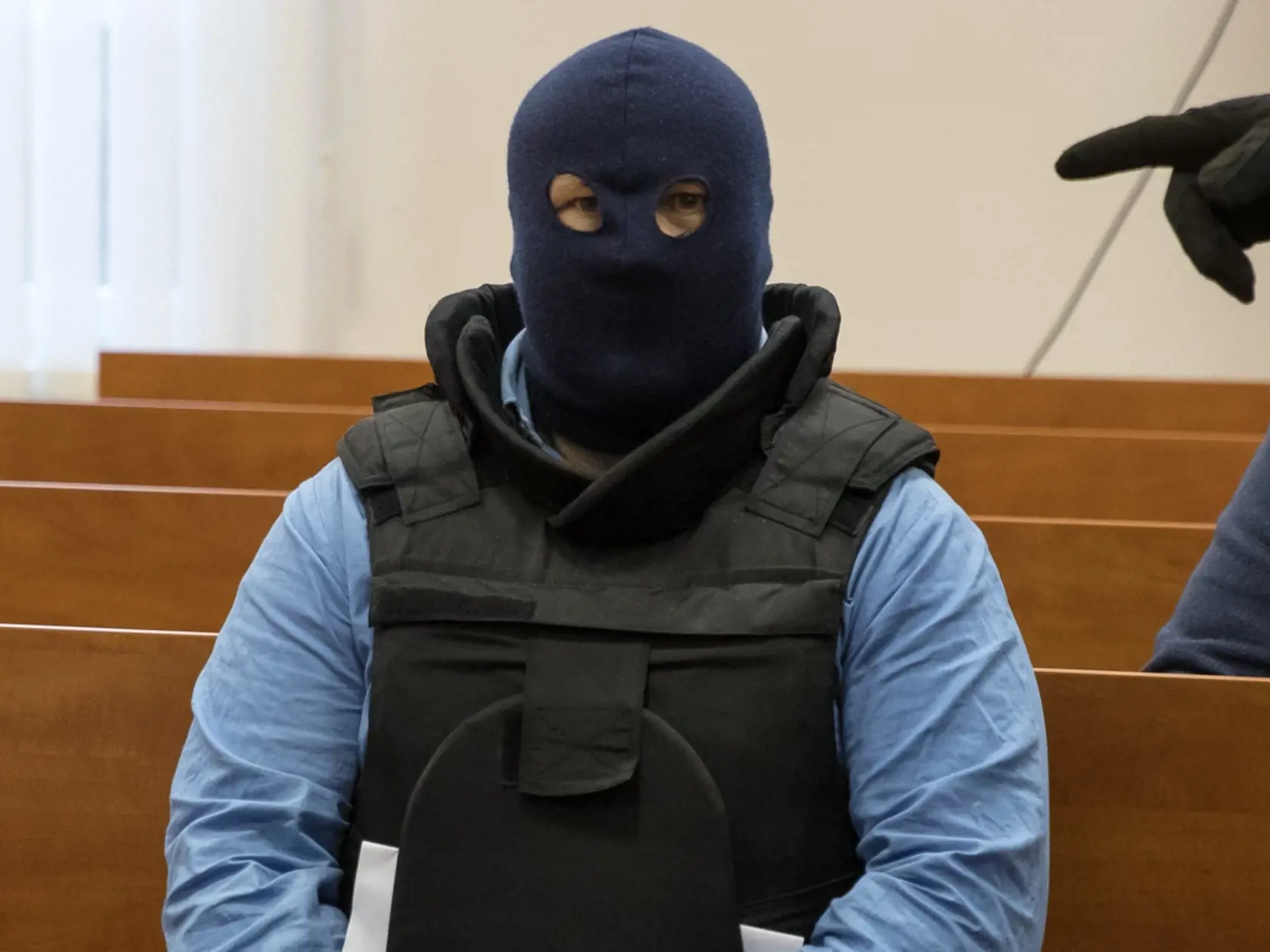 Druhé pojednávanie na Špecializovanom trestnom súde v Pezinku vo veci vraždy investigatívneho novinára Jána Kuciaka a jeho snúbenice Martiny Kušnírovej. Na snímke členovia ZVJS privádzajú na pojednávanie svedka Zoltána Andruskóa.