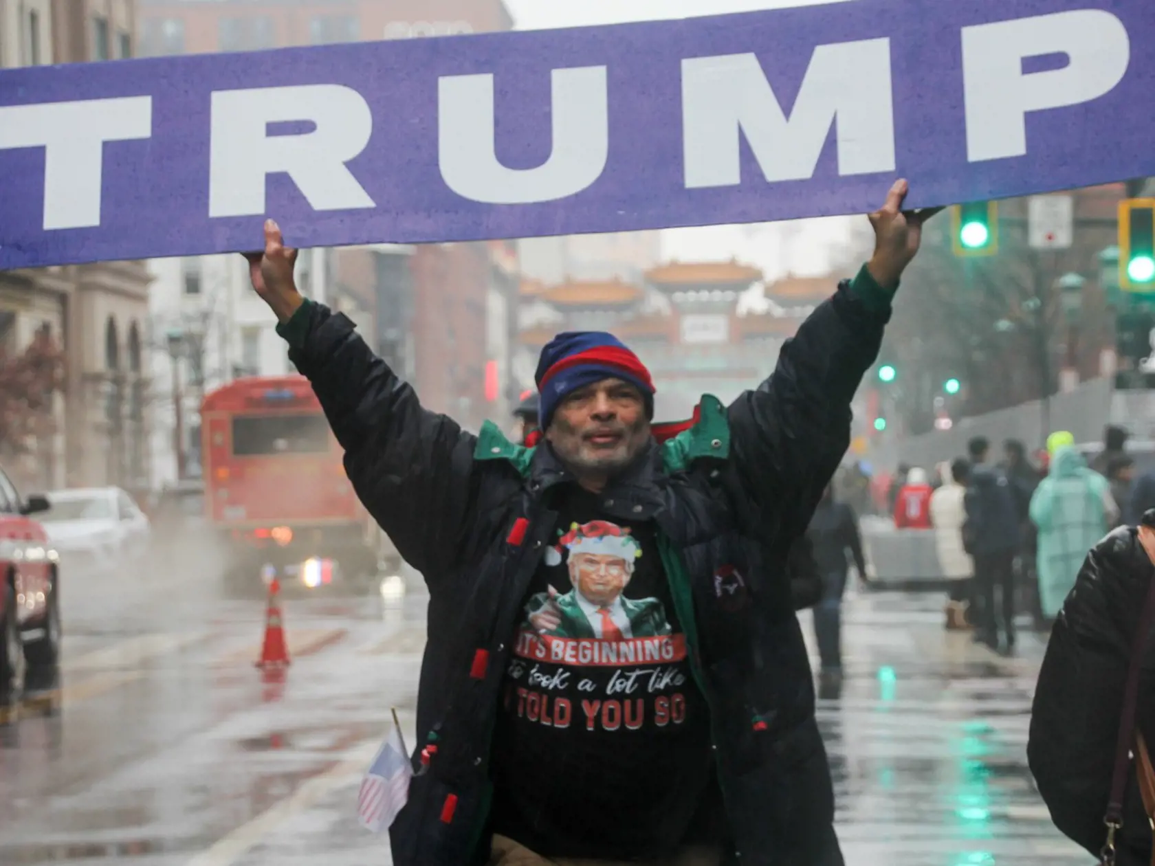 Podporovateľ Donalda Trumpa s veľkou ceduľou vo Washingtone čaká na inauguráciu jeho favorita.