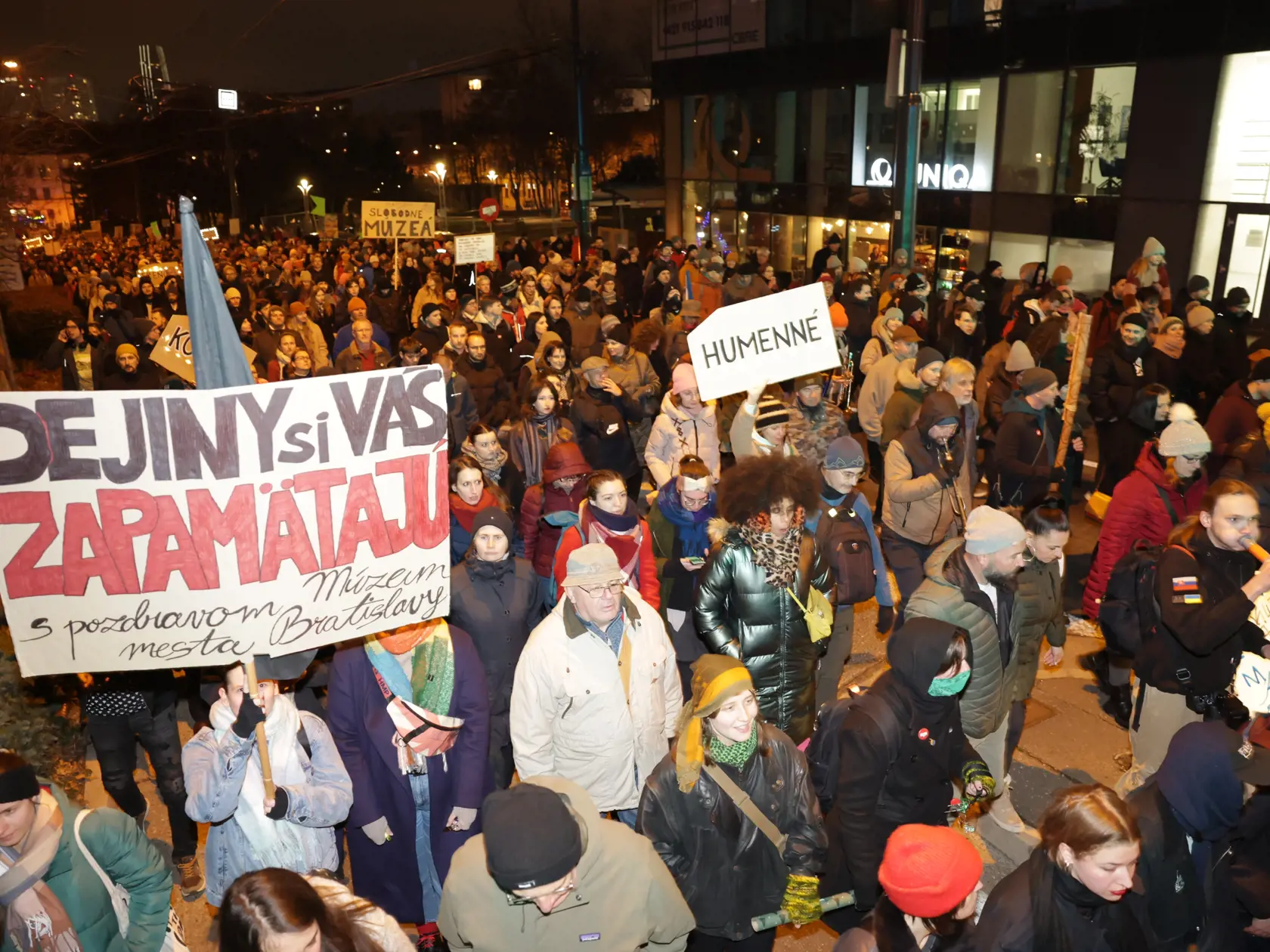 Slovenská kultúrna pochodeň dorazila vo štvrtok 12. decembra do Bratislavy.  Otvorená Kultúra! zorganizovala celodenný program, ktorý vyvrcholil protestným pochodom Za budúcnosť kultúry .
