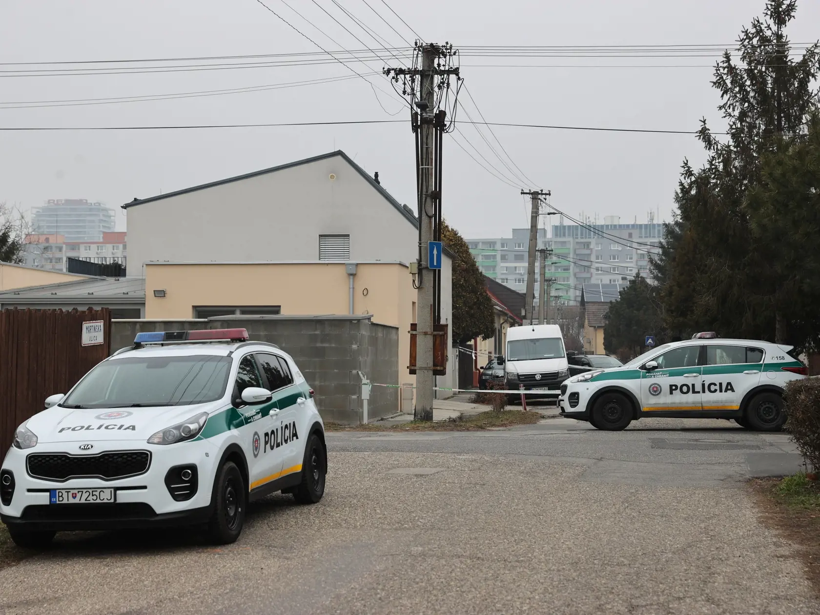 Na snímke je policajná hliadka na ulici Martinská 20, pred domom v ktorom mal muž zavraždiť svoju manželku.