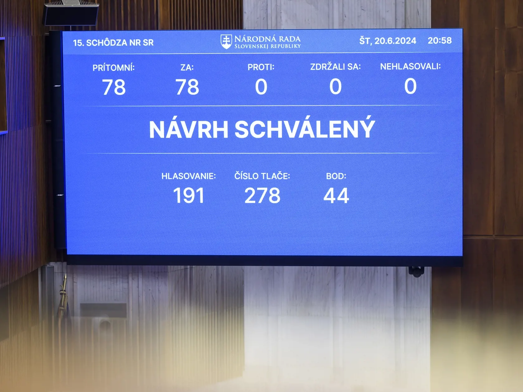 Na snímke elektronická tabuľa s výsledkom hlasovania o zákone o STVR na 15. schôdzi parlamentu v Bratislave vo štvrtok 20. júna 2024. Rozhlas a televízia Slovenska (RTVS) sa zmení na Slovenskú televíziu a rozhlas (STVR). Riaditeľa má voliť deväťčlenná rada so štyrmi nominantmi Ministerstva kultúry (MK) SR. Vyplýva to zo zákona o STVR, ktorý vo štvrtok schválili poslanci Národnej rady (NR) SR. Prijali k nemu aj viaceré pozmeňujúce návrhy od koaličných poslancov. Za zákon hlasovali všetci zo 78 pr