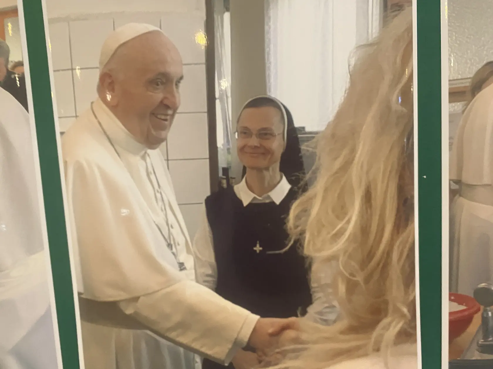 Pápež František v kuchyni prešovského exercičného domu u jezuitov. 