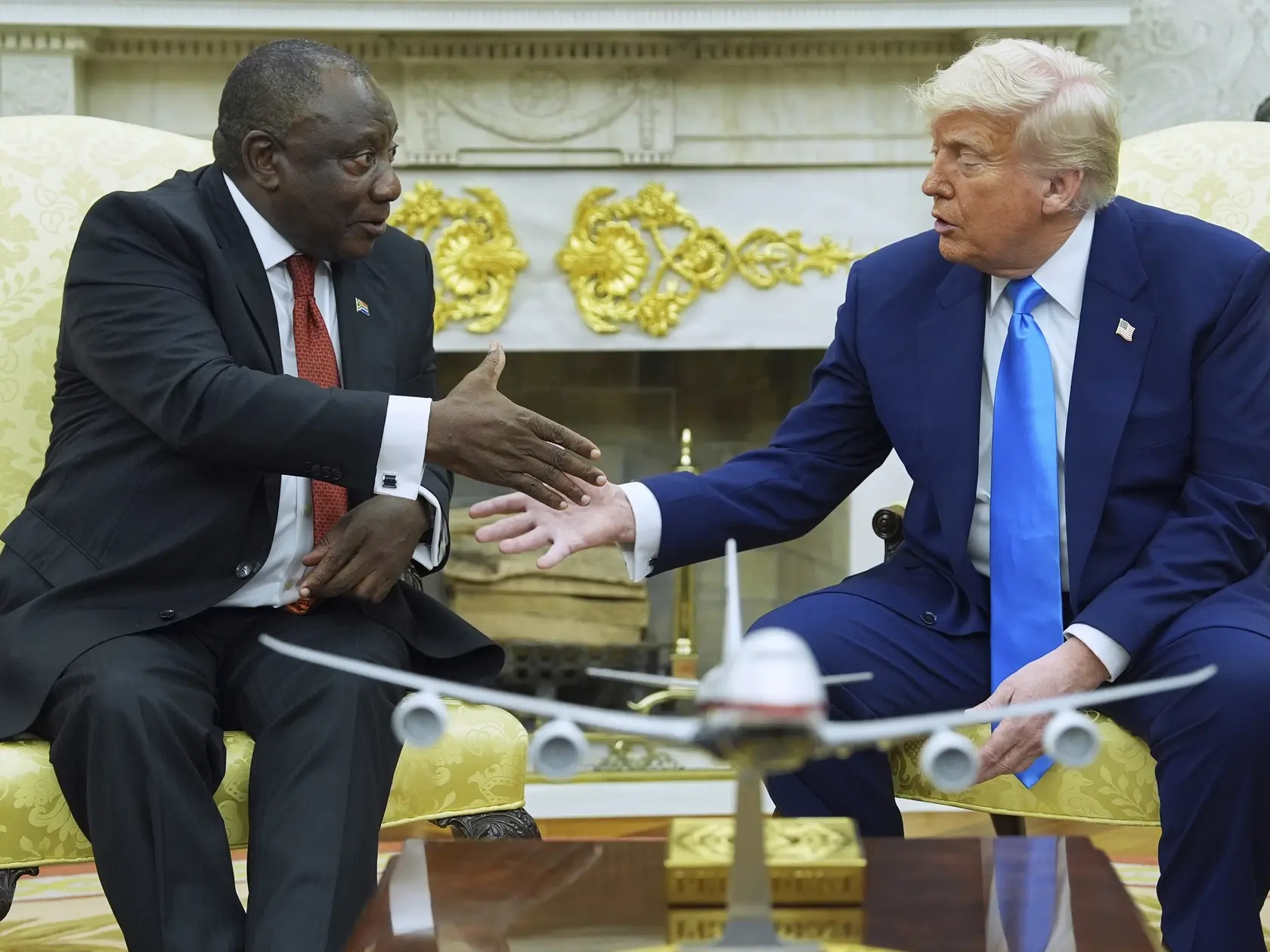 KK29 Washington - Americký prezident Donald Trump (vpravo) a juhoafrický prezident Cyril Ramaphosa počas stretnutia v Oválnej pracovni Bieleho domu vo Washingtone 21. mája 2025. FOTO TASR/AP
President Donald Trump meets South African President Cyril Ramaphosa in the Oval Office of the White House, Wednesday, May 21, 2025, in Washington. (AP Photo/Evan Vucci)