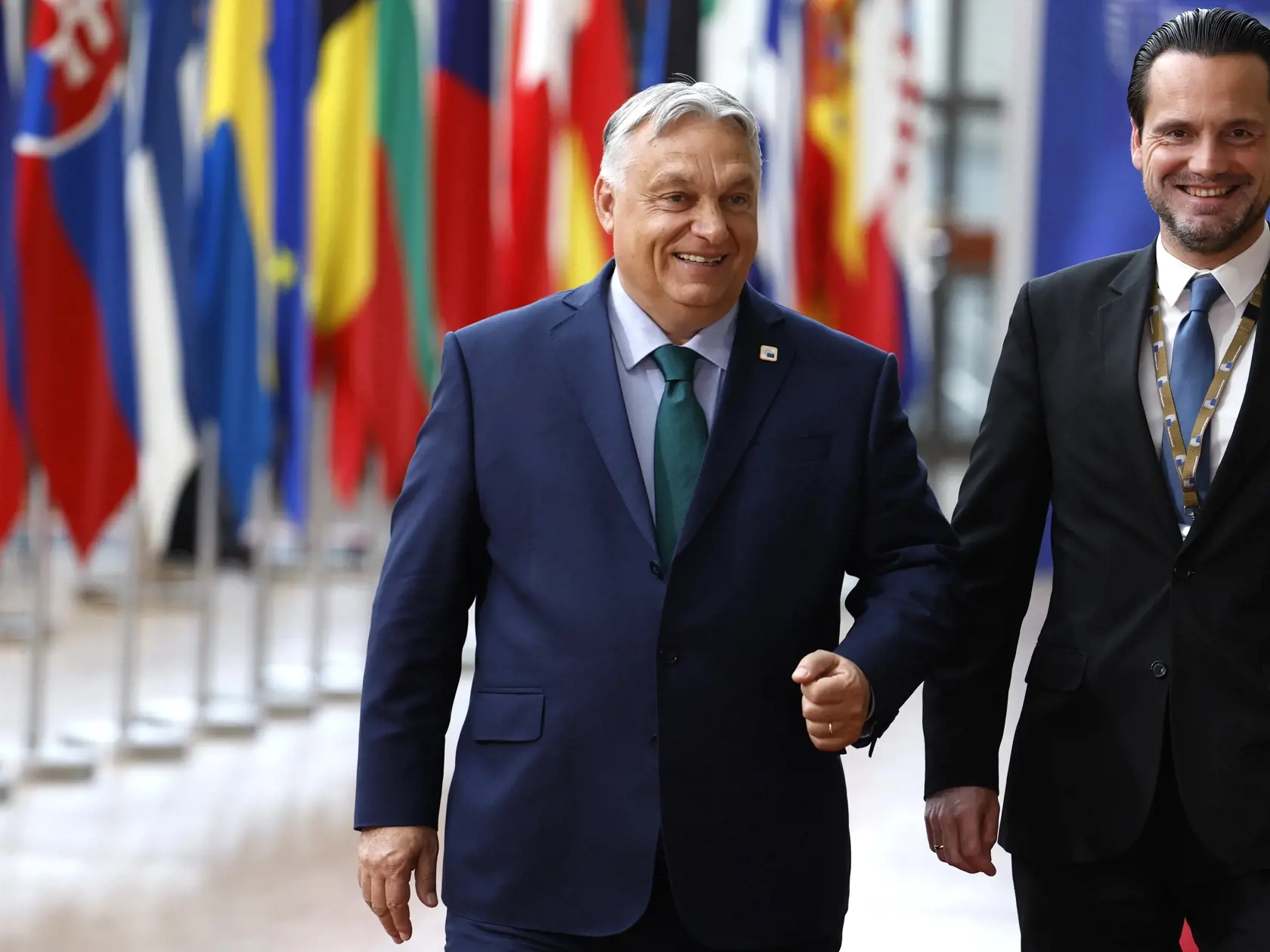 Maďarský premiér Viktor Orbán (vľavo) prichádza na summit EÚ v Bruseli vo štvrtok 27. júna 2024. Maďarsko sa v pondelok 1. júla ujalo polročného rotujúceho predsedníctva v Rade Európskej únie. Medzi jeho deklarované priority patrí zlepšenie konkurencieschopnosti EÚ, zastavenie nelegálnej migrácie a priblíženie krajín západného Balkánu k členstvu v EÚ.