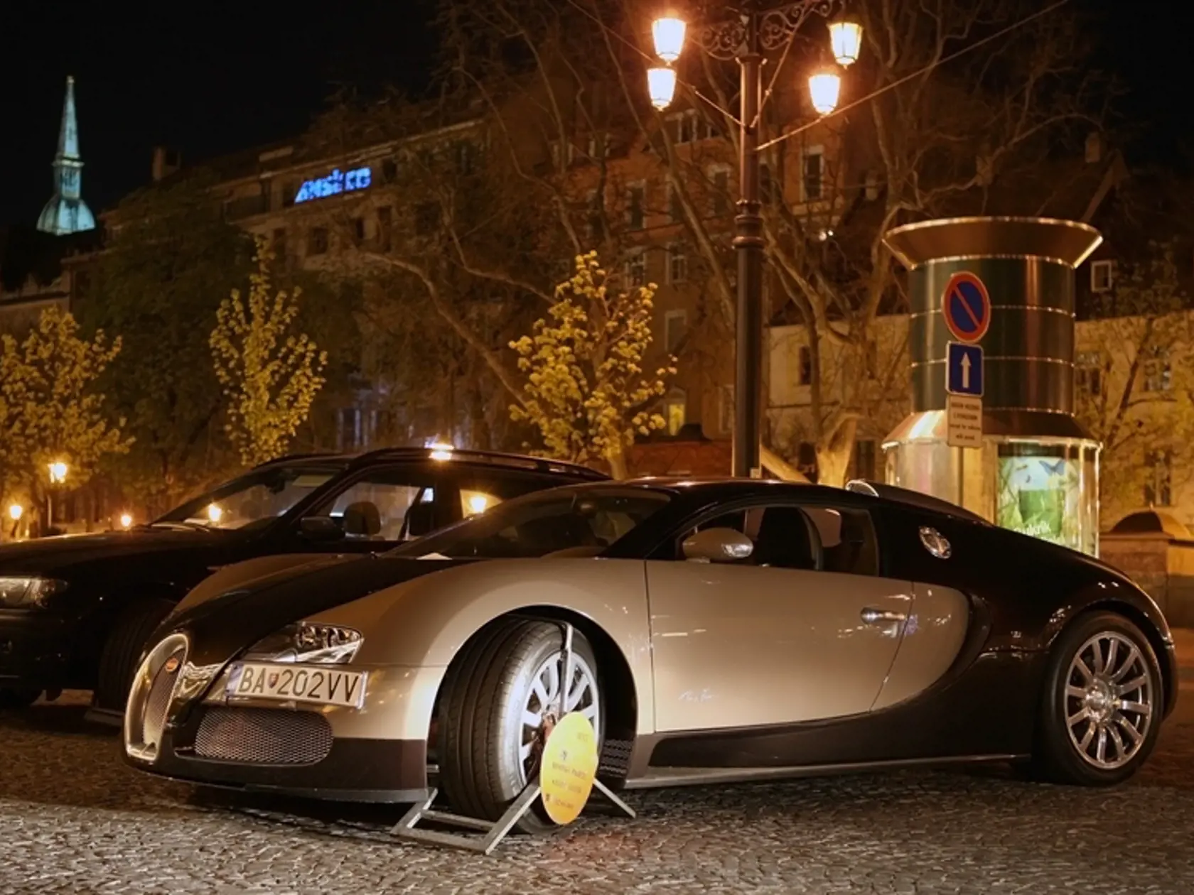 Nepraktický Veyron: Podľa Bašternáka, ktorý je zberateľom áut, s ním ťažko v Bratislave správne zaparkovať.