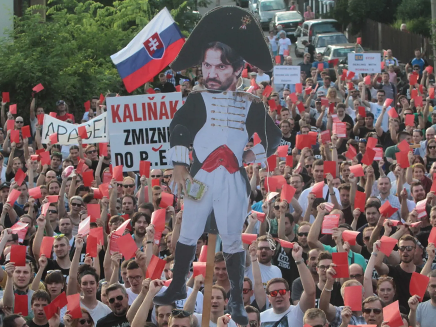Pre kauzu Bašternák organizovala opozícia v lete protesty pred komplexom Bonaparte, kde býva premiér Fico.