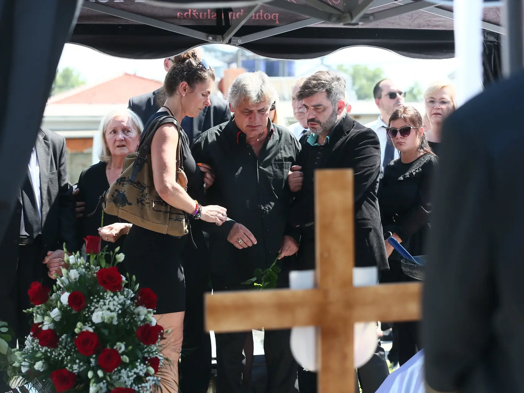 Zdrvený Otto Weiter sa nad rakvou svojej lásky psychicky zložil. Z pohľadu na neho pukalo srdce.