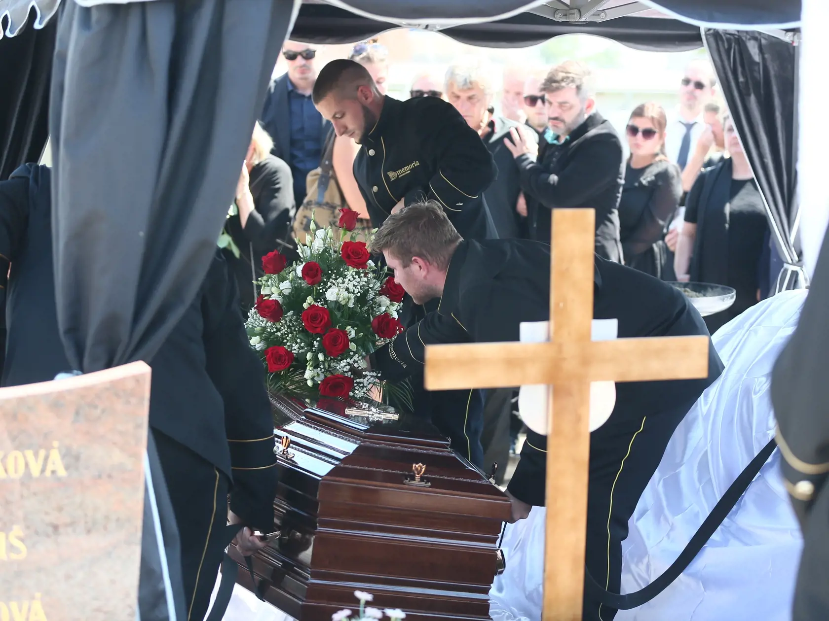Zdrvený Otto Weiter sa nad rakvou svojej lásky psychicky zložil. Z pohľadu na neho pukalo srdce.