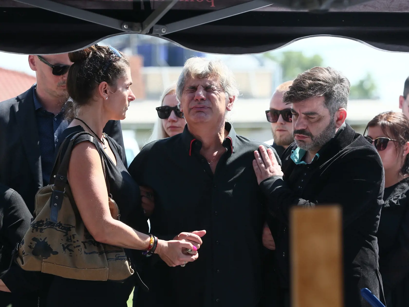 Zdrvený Otto Weiter sa nad rakvou svojej lásky psychicky zložil. Z pohľadu na neho pukalo srdce.