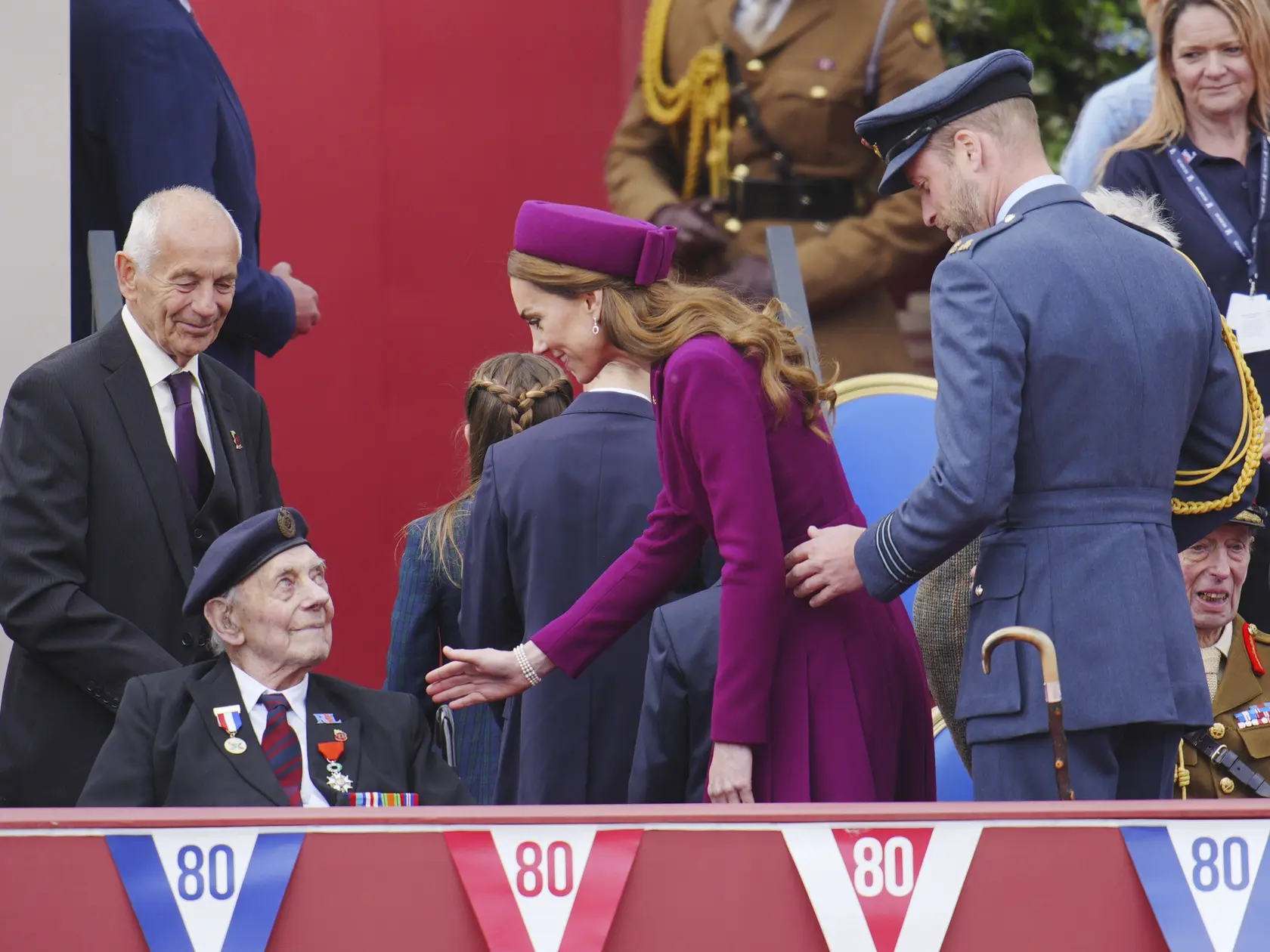 Britská kráľovská rodina pri oslavách výročia konca vojny.
